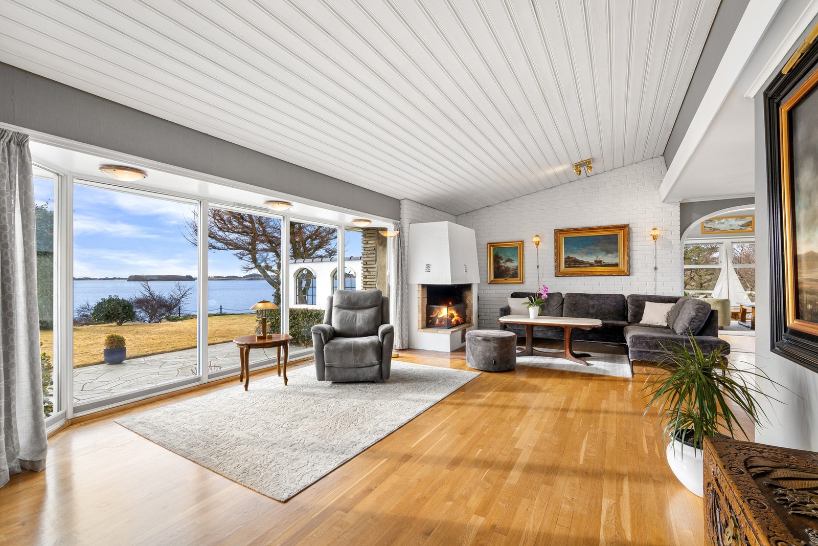 Stor stue med panoramautsikt mot sjøen og naturen rundt. Galleribilde