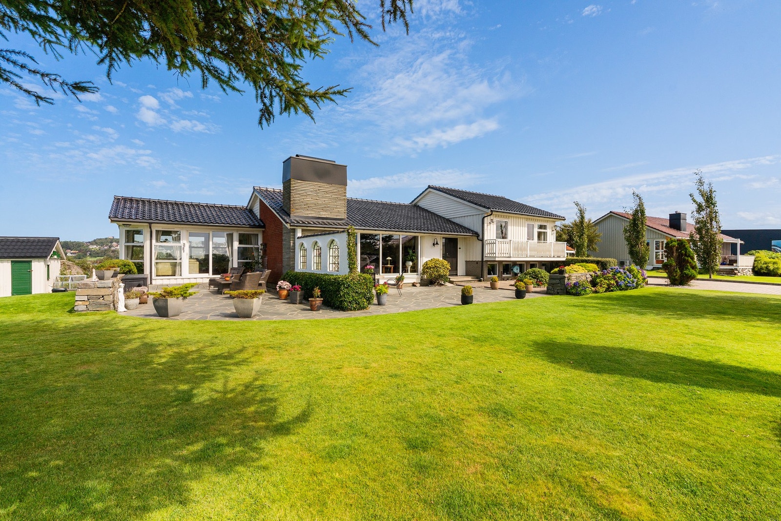 En praktfull og svært velholdt eiendom med landlig og idyllisk beliggenhet på en romslig tomt på hele 1369 kvm. Galleribilde