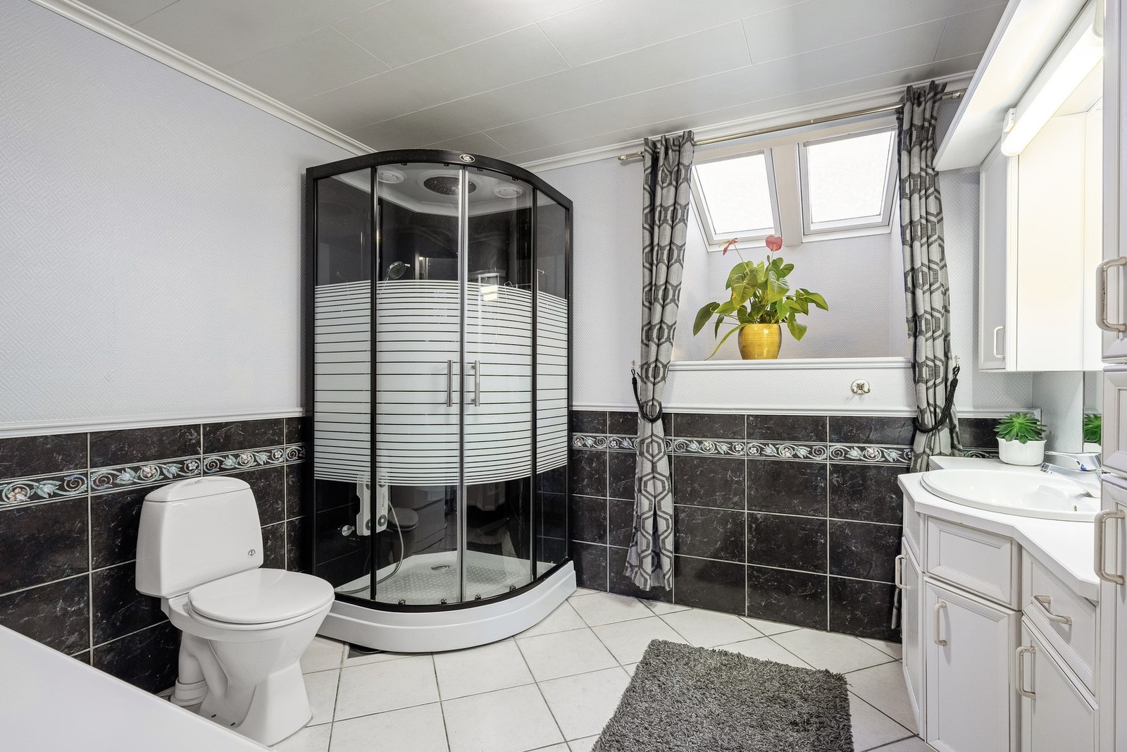 Bad av eldre dato, men fremstår pent og gjennomført med fliser og lys innredning. Galleribilde