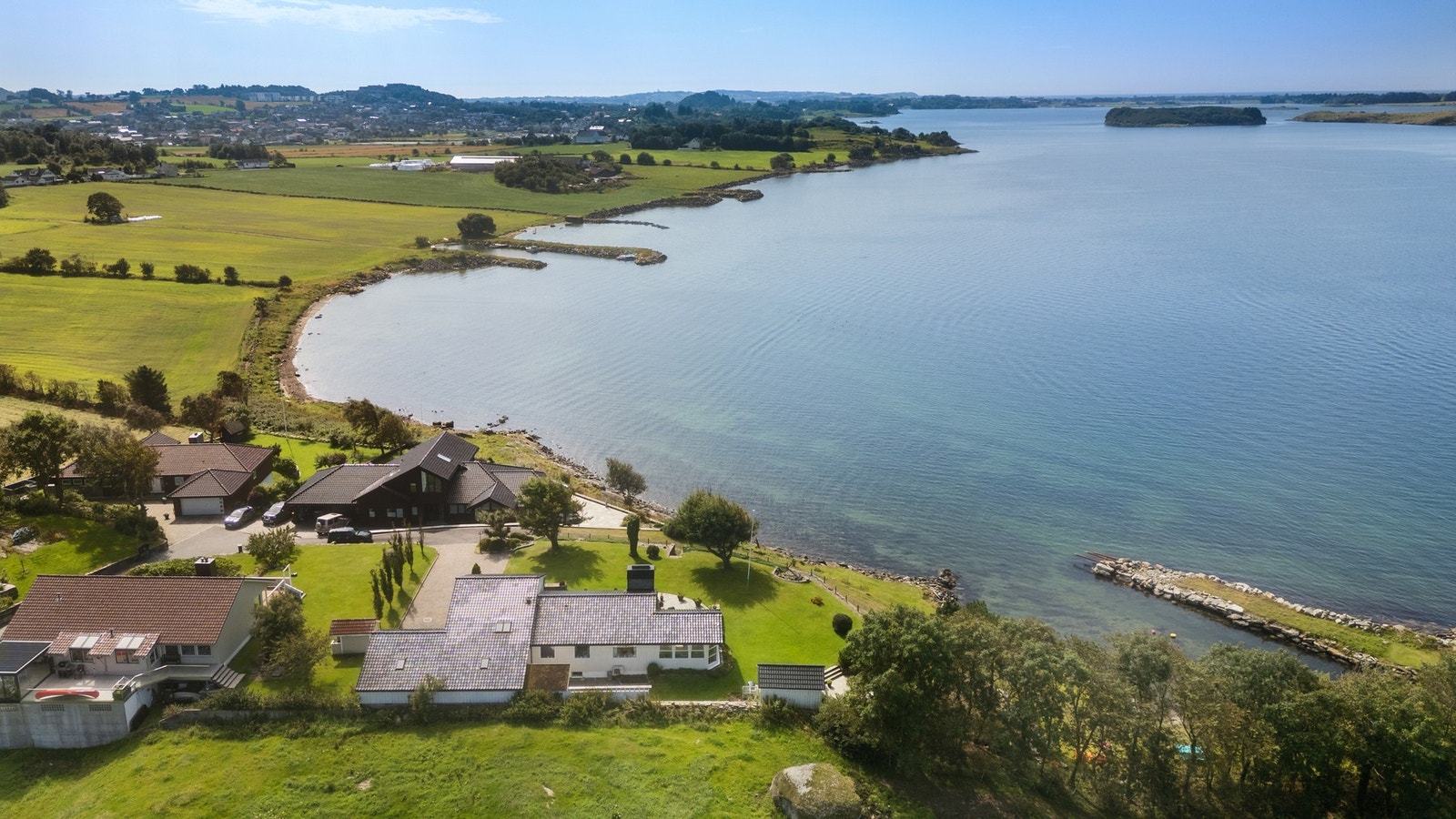 Det er kort vei ned til sjøen, enten for et bad eller for en ettermiddagstur. Galleribilde