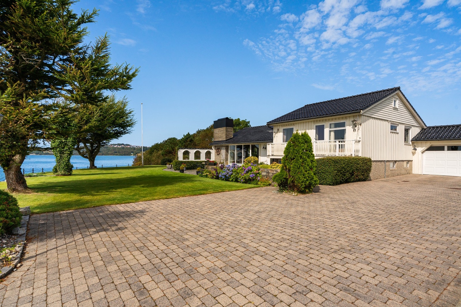 Imponerende eiendom med landlig idyll og spektakulær sjøutsikt. Galleribilde