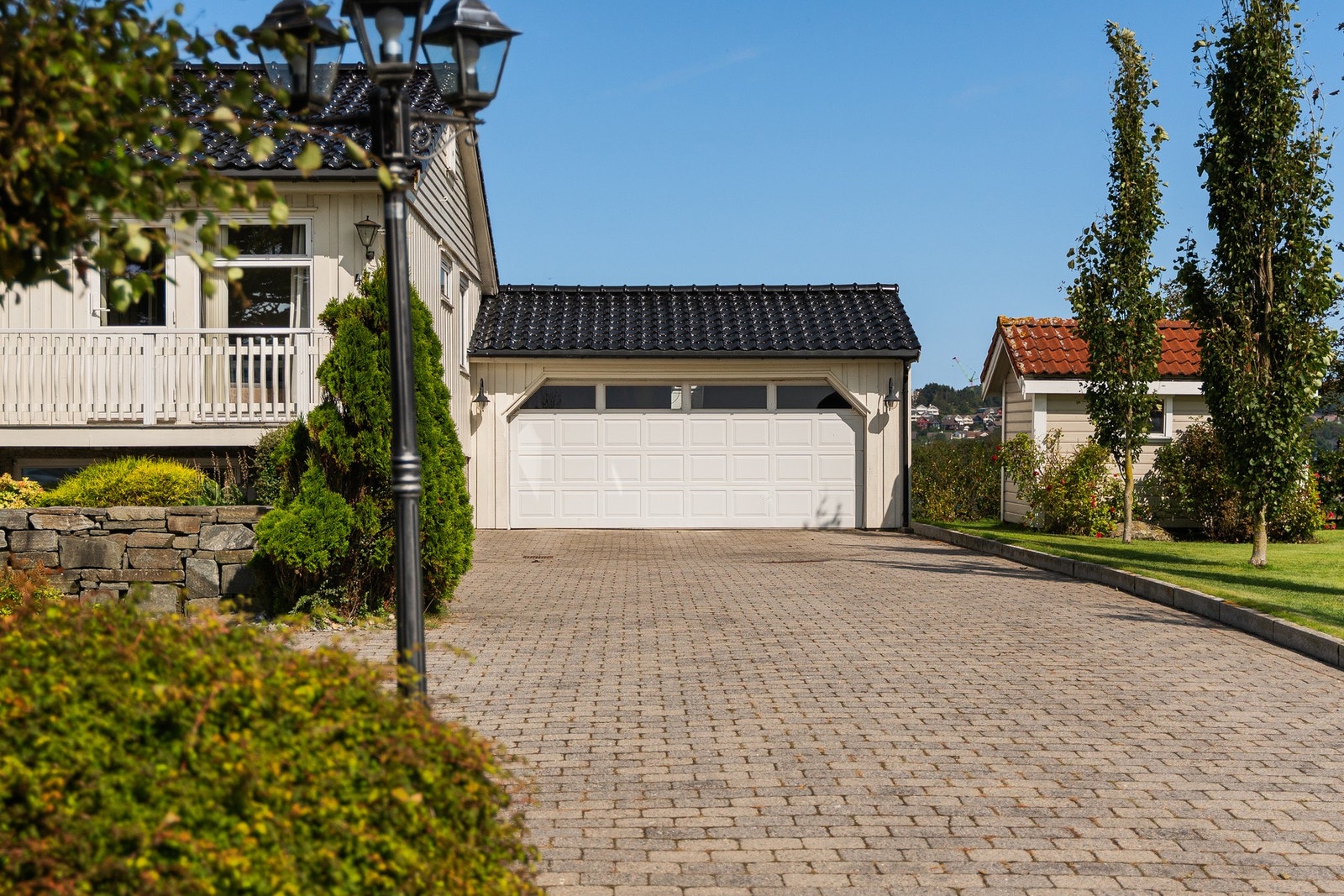 Parkering i dobbel garasje og rikelig med oppstillingsplass til biler og gjester. Galleribilde