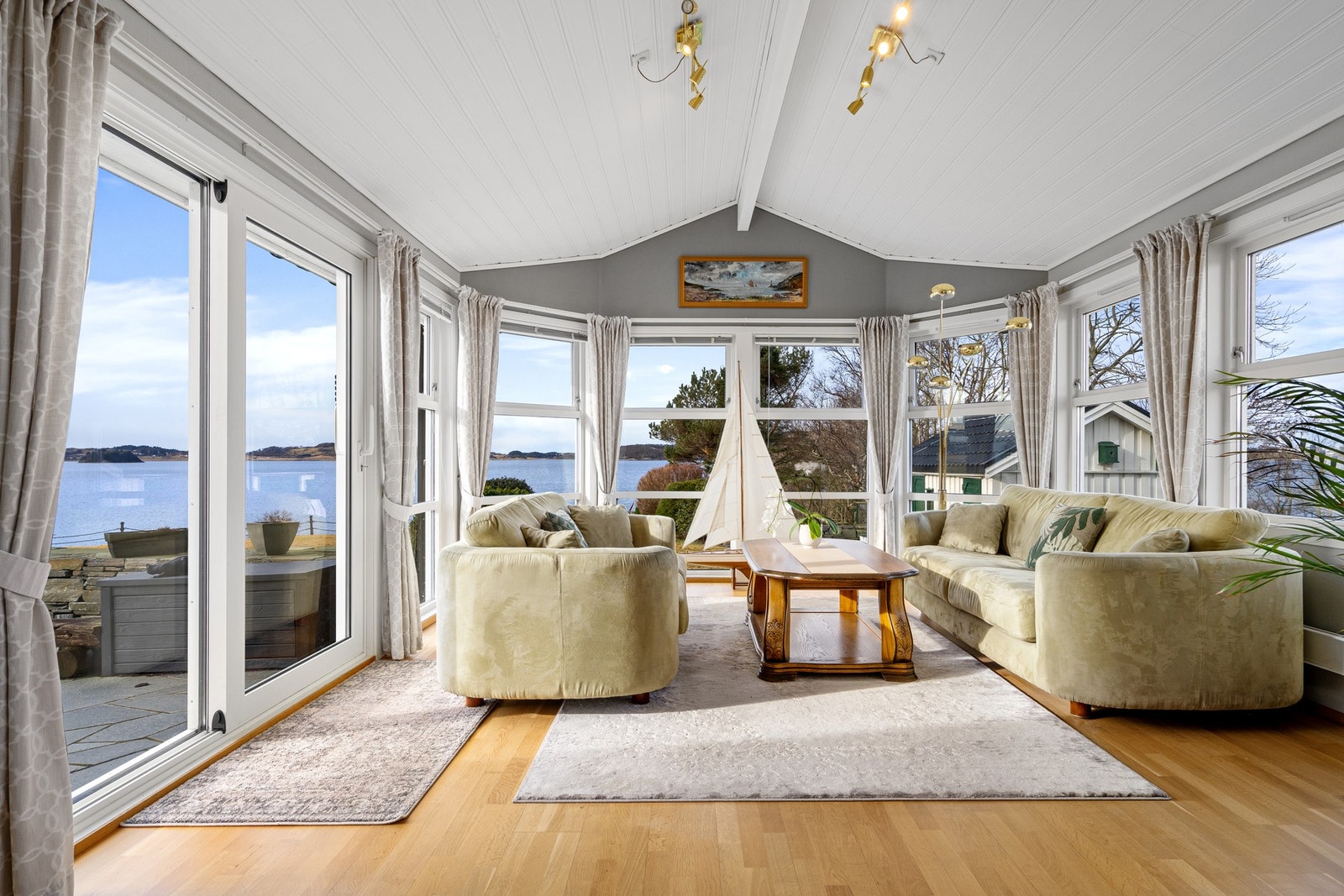 Store vinduer slipper naturen inn og gjør hagestuen til et lyst fristed uansett vær. Galleribilde