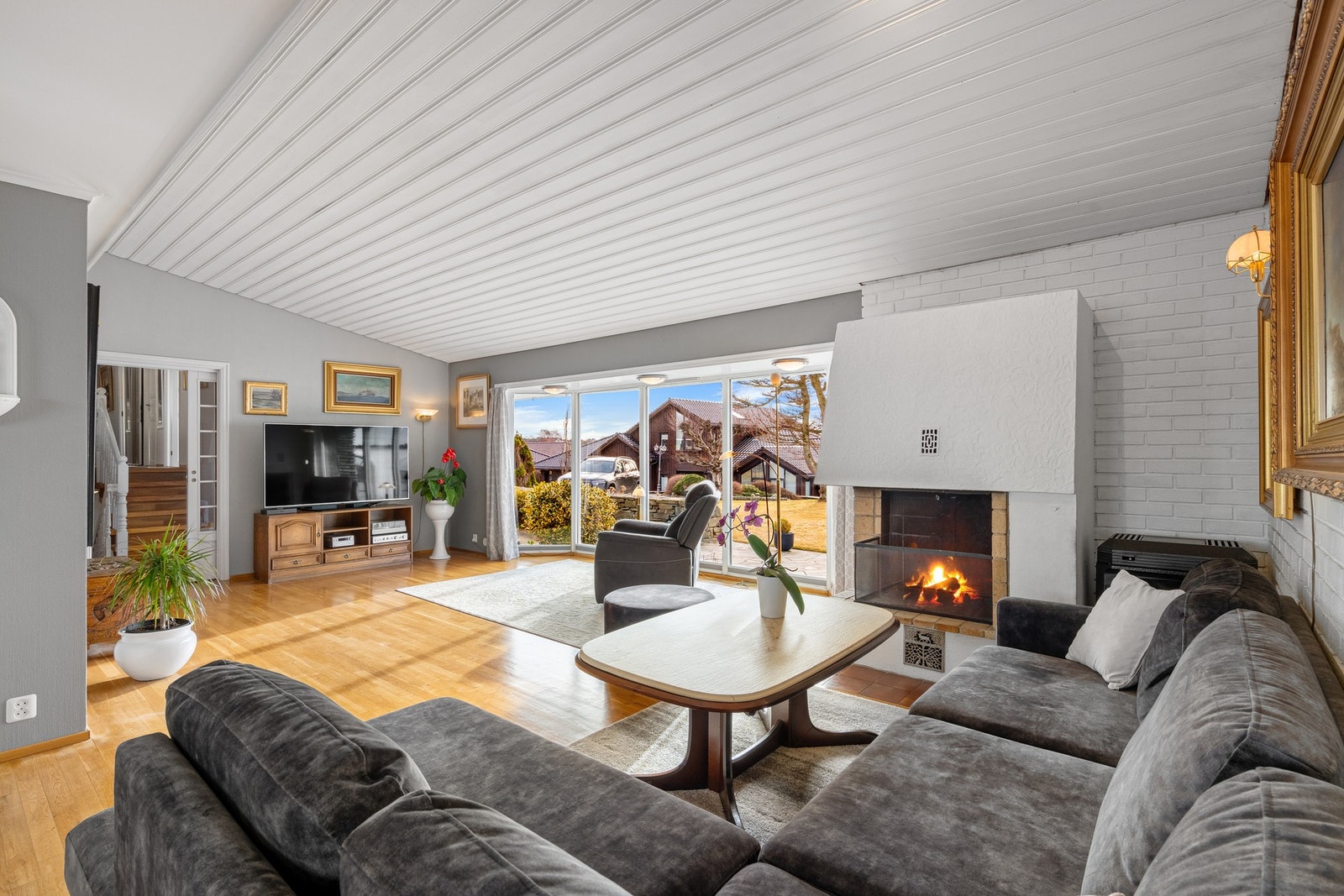 Nyt spektakulær sjøutsikt og naturlig lys i hjertet av hjemmet. Galleribilde