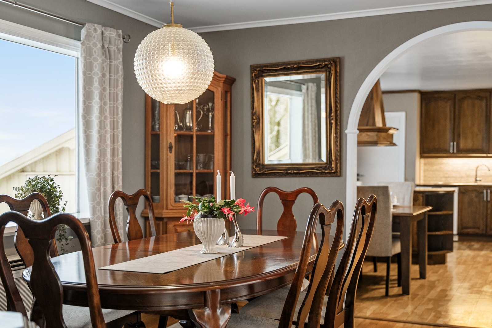 Spisestuen ligger i åpen løsning mot kjøkkenet gjennom en elegant bue, som skaper en luftig og sosial atmosfære for hele familien. Galleribilde