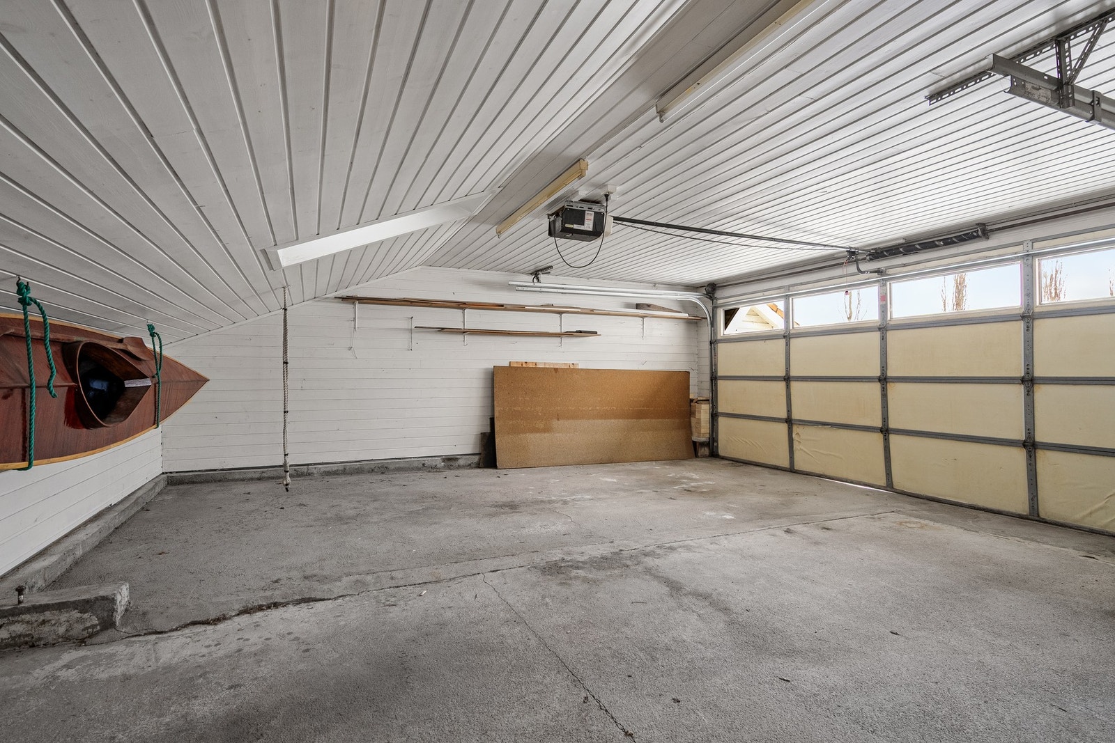 Dobbel garasje med elektrisk port. Galleribilde