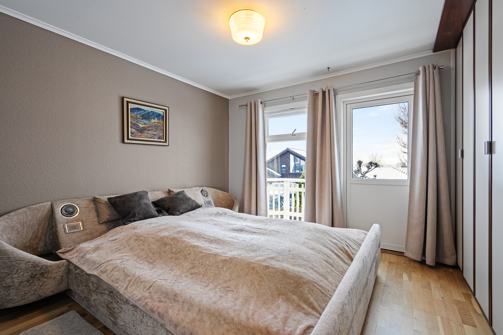 Hovedsoverom av god størrelse med tilkomst til balkong. Galleribilde