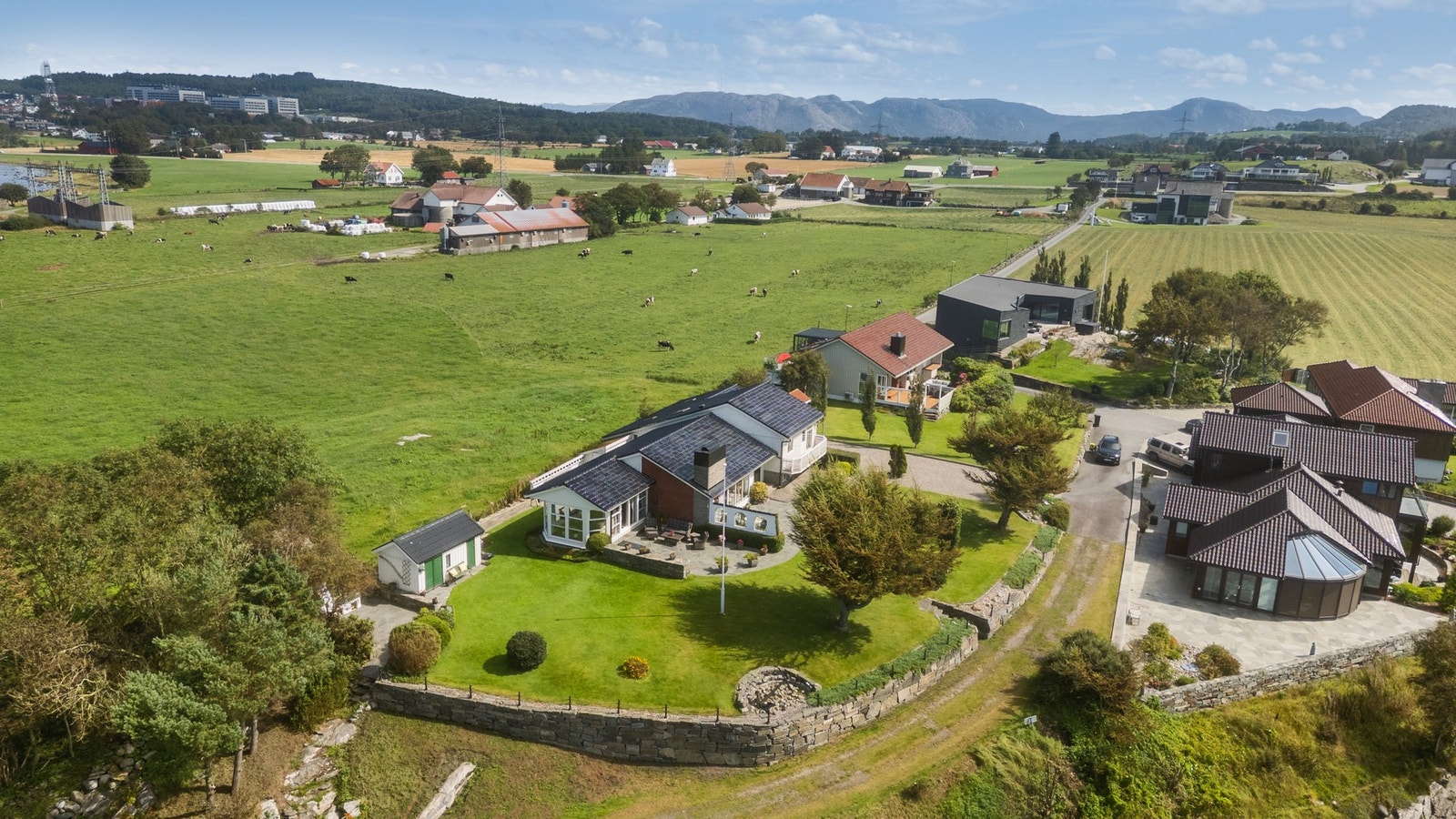 Flott steinmur rammer inn eiendommen. Galleribilde