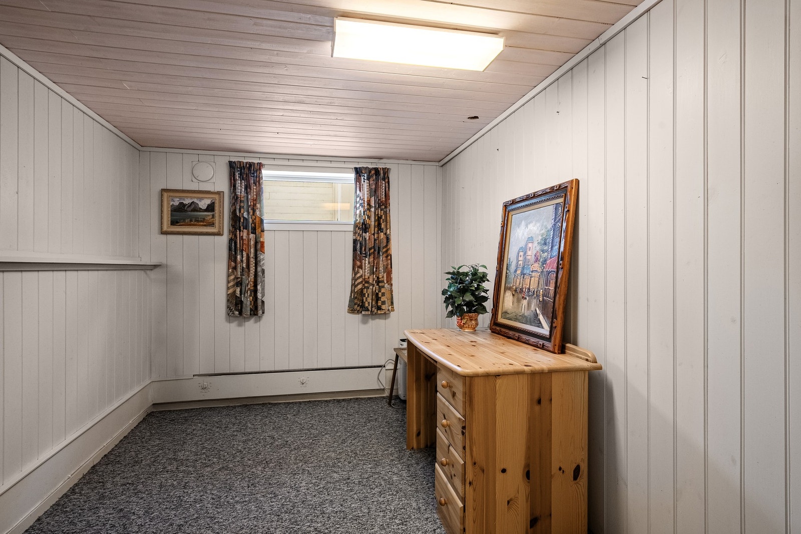 Kjelleren består av hobbyrom og 2 boder. Galleribilde