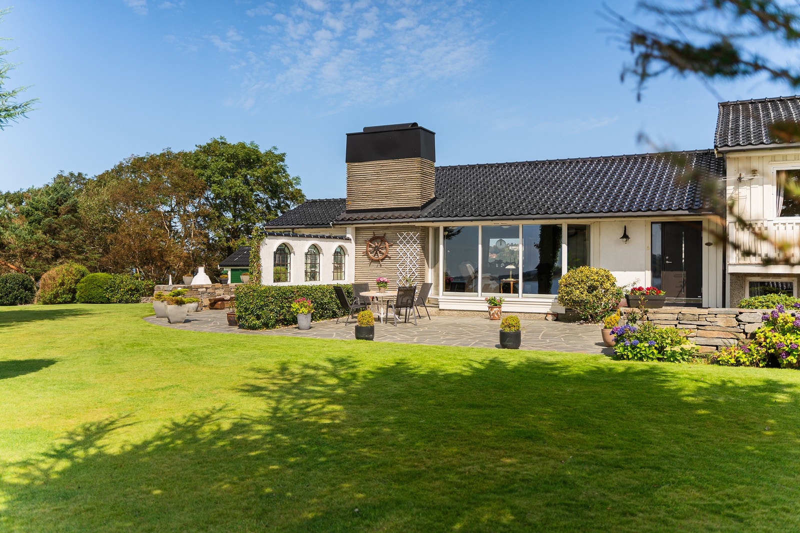 Romslig tomt på 1369 kvm med plass til lek og avslapning. Galleribilde