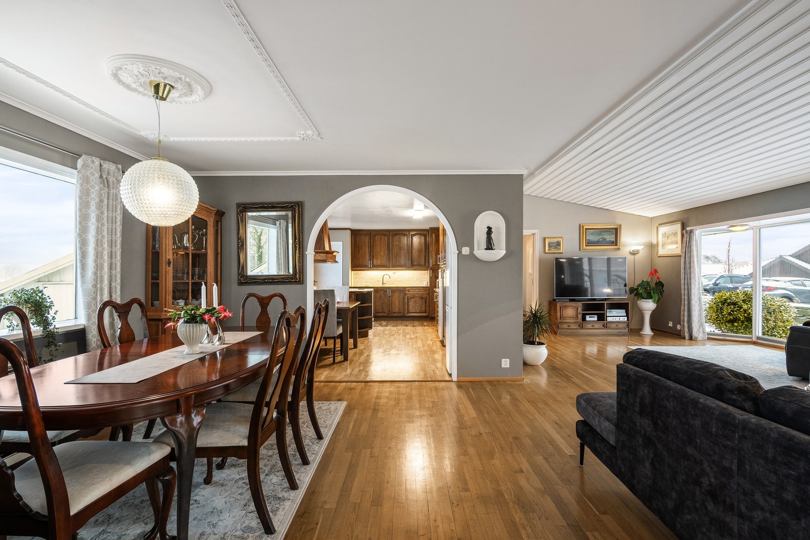 God plass til stort spisebord slik at du kan samle hele familien til bords. Galleribilde