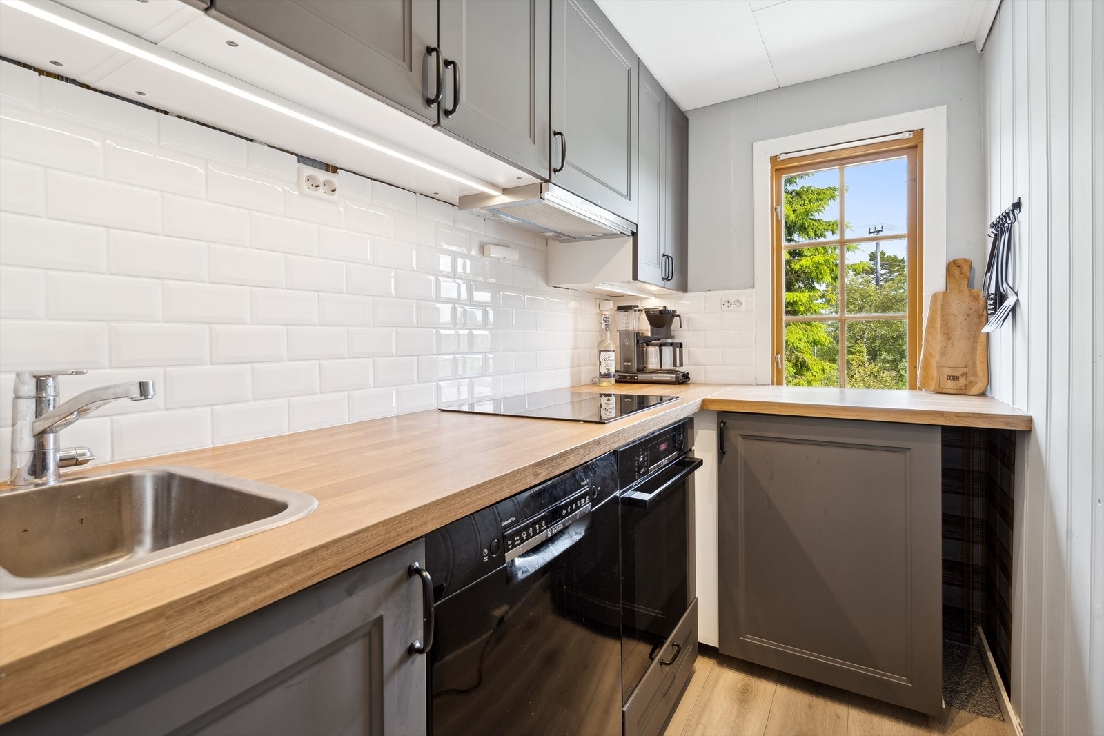 Praktisk arealeffektiv kjøkkeninnredning med alt du trenger Galleribilde