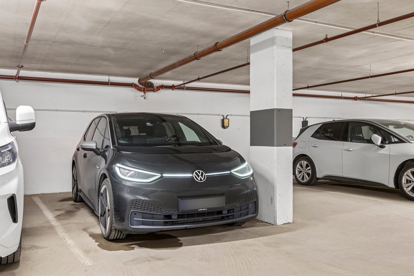 Parkering i stor parkeringskjeller. For tilgang til egen p-plass kreves det et månedlig beløp på kr 200 som betales inn til sameie. Galleribilde