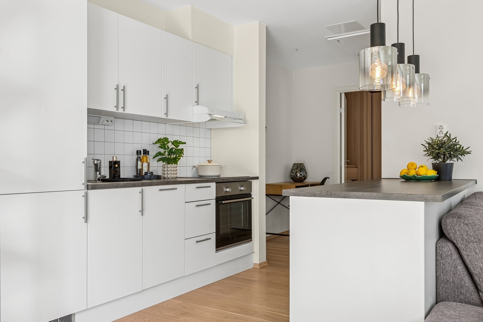 Lyst og tidløst kjøkken. Innredning med folierte skrog, slette fronter og laminert benkeplate. Galleribilde