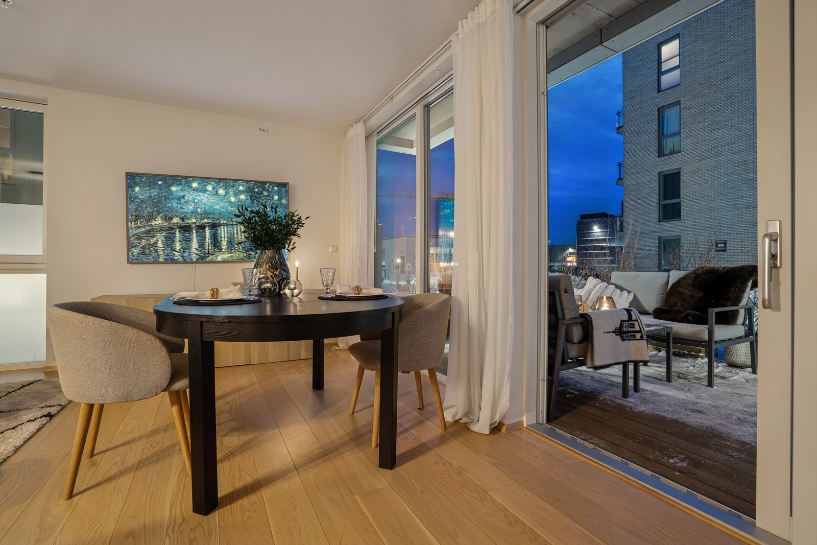 Leiligheten har en meget god standard og har store vindusflater som godt med lysinnslipp. Galleribilde