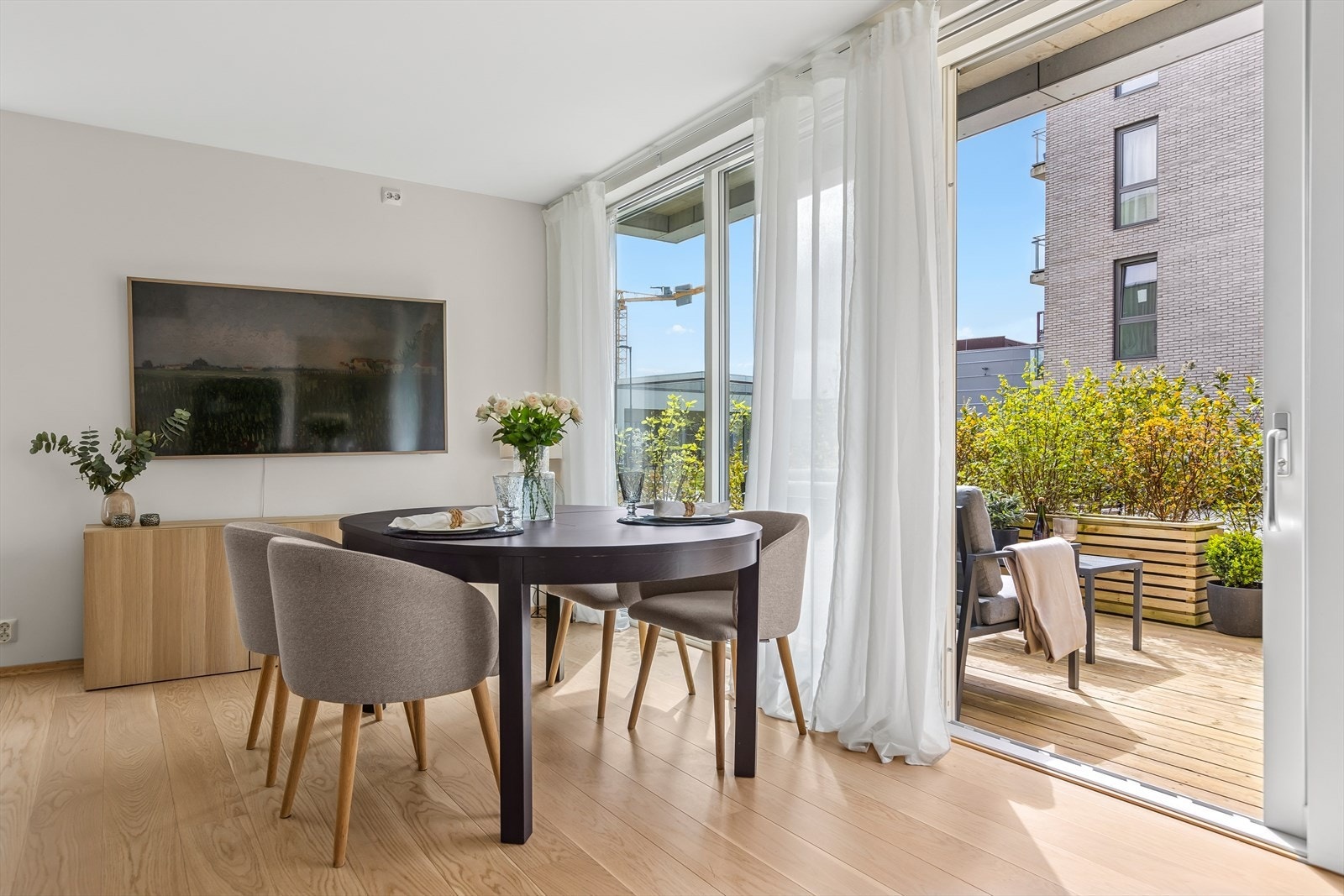 Stuen har flere store vinduer som gir godt og naturlig innlys. Leiligheten har egen inngang. Galleribilde