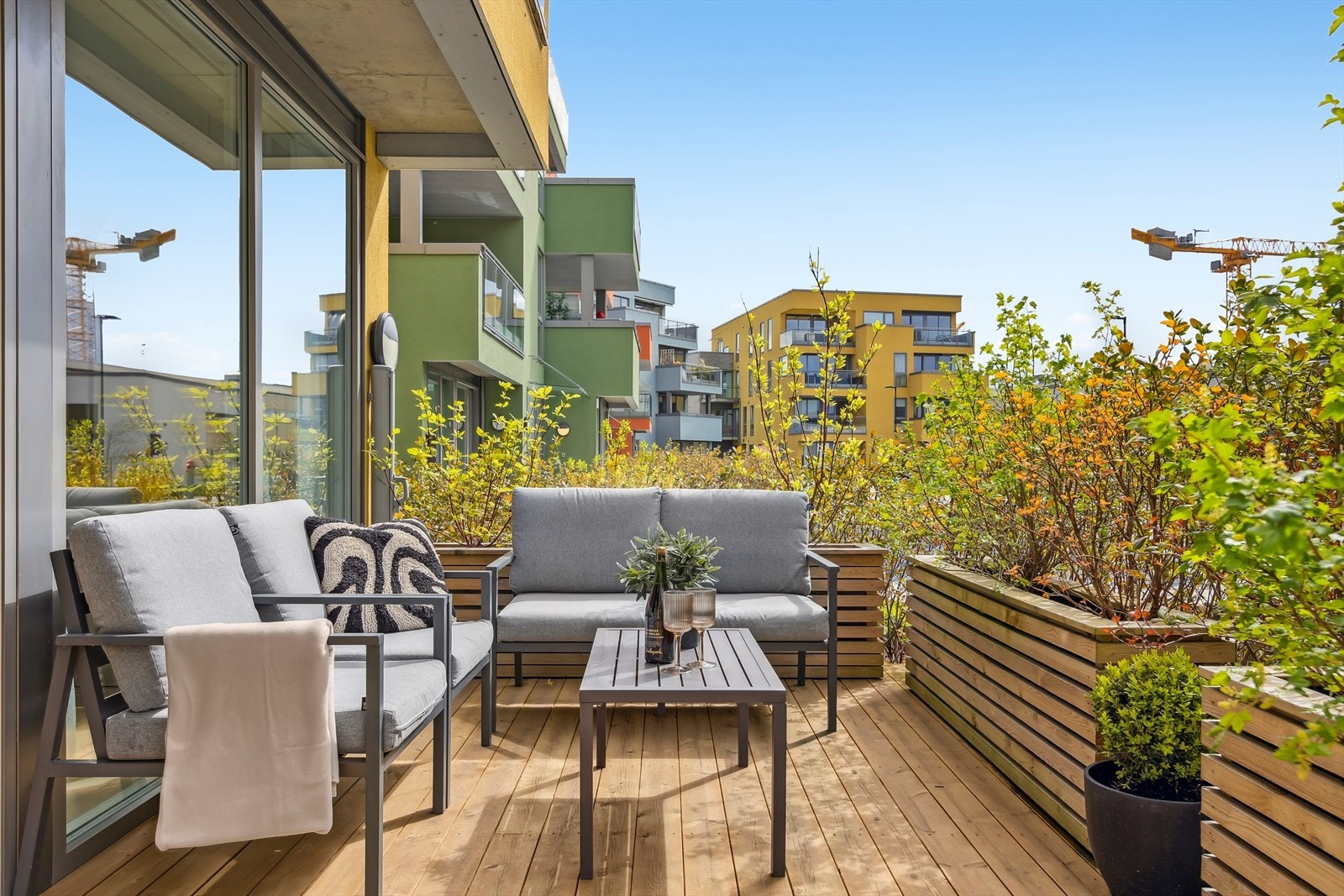 Her er det god plass til både sittegruppe, bord og grill. Galleribilde