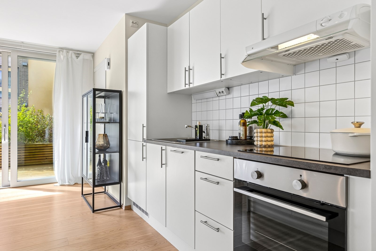 Kjøkkenet har fått TG1 vurdering av takstmann. Kjøkkenet er utstyrt med integrerte hvitevarer som kombiskap, oppvaskmaskin, platetopp, stekeovn og ventilator. Galleribilde