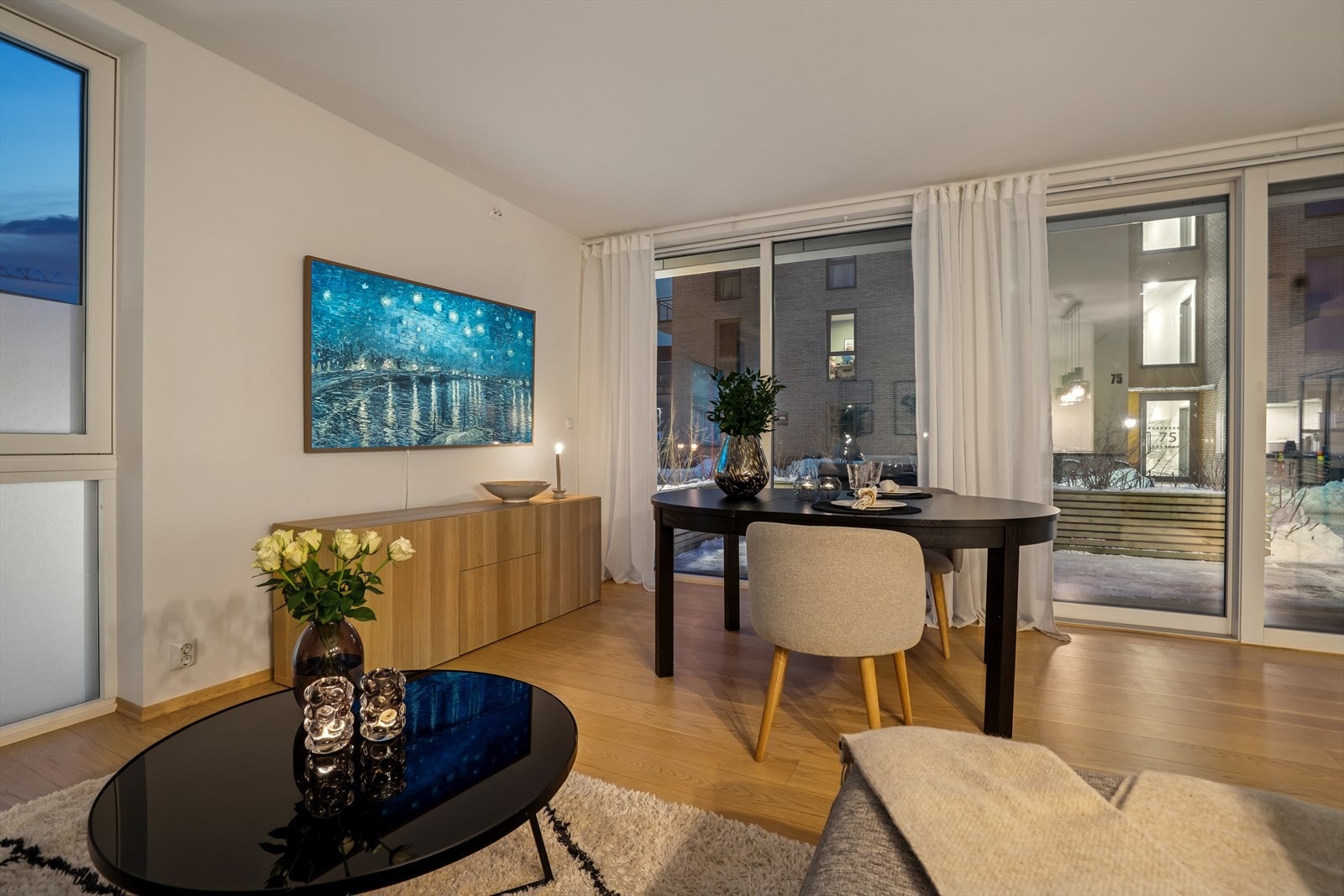 Lys og innbydende leilighet med egen uteplass. Galleribilde