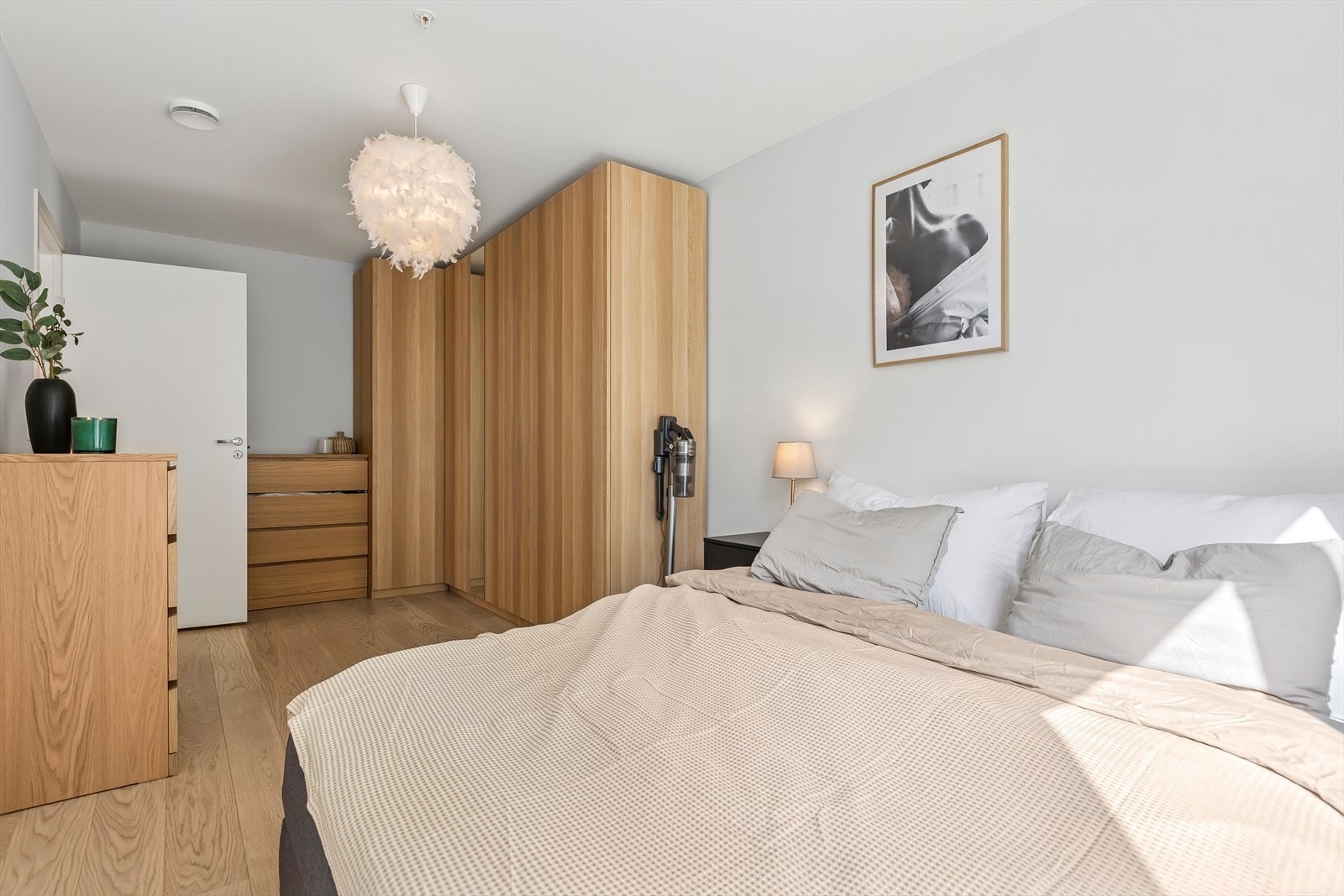 Her er det god plass til dobbeltseng, tilhørende nattbord og ønsket garderobeløsning. Galleribilde