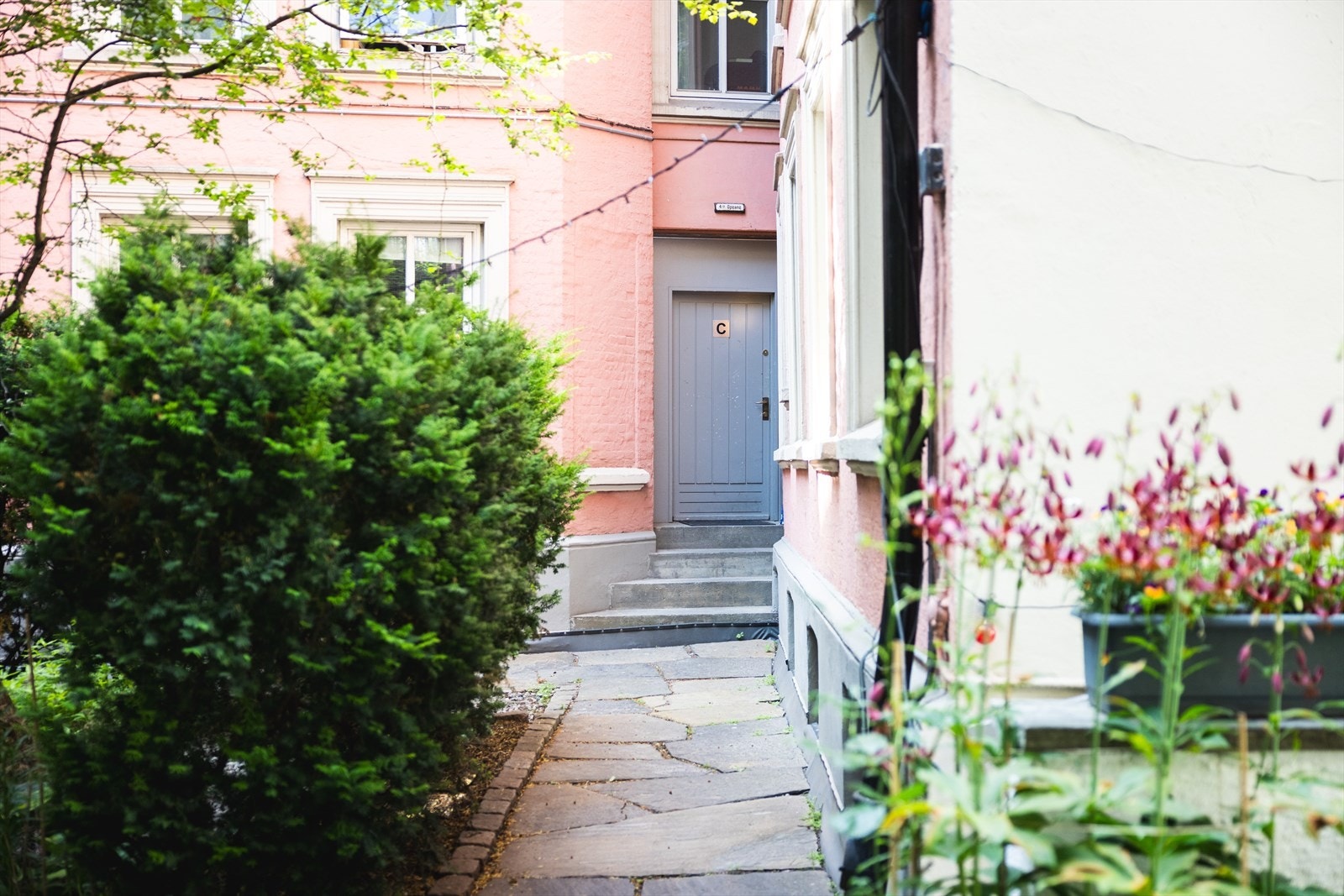 Leilighetens bygg ligger i indre gårdsrom. Galleribilde