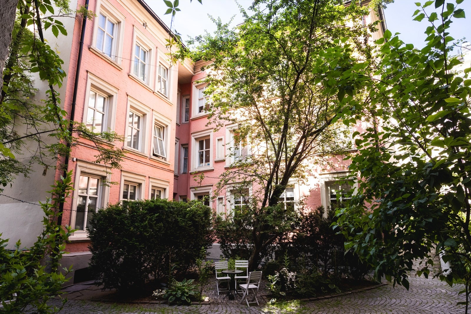 Leiligheten har en sentral beliggenhet og passer perfekt for deg som vil bo midt i byen og i nærheten av "alt" en måtte trenge, samtidig tilbaketrukket i rolig miljøgate. Galleribilde