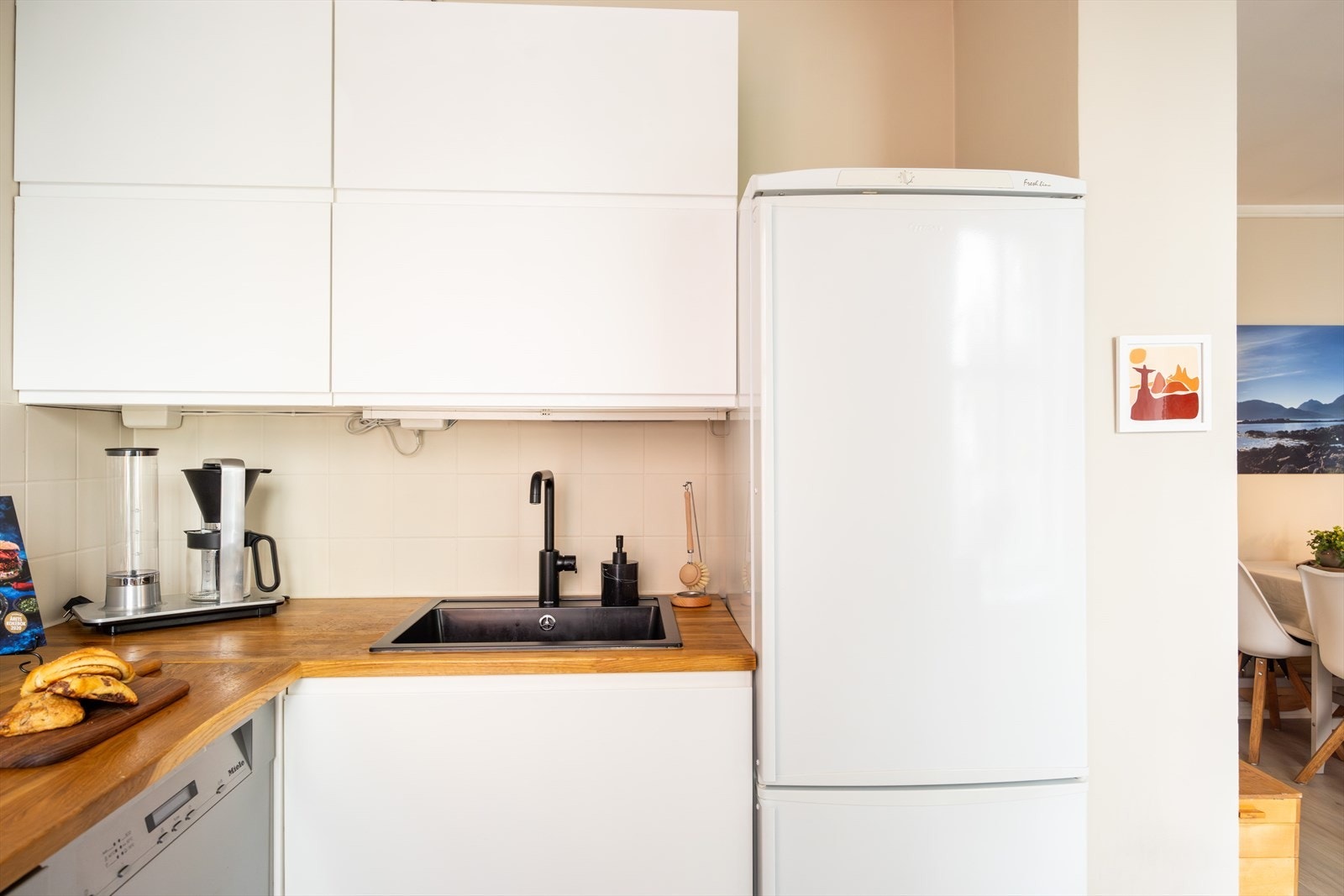 Kjøkkenet er utstyrt med integrert komfyr og platetopp, samt. frittstående oppvaskmaskin og kjøl/frys. Galleribilde