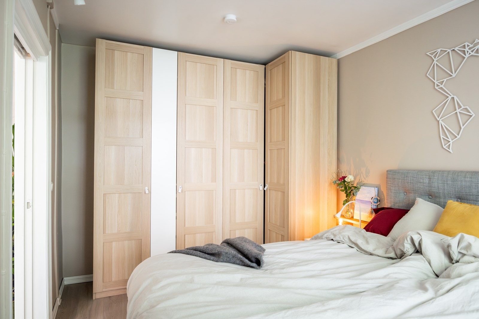 Det er godt med oppbevaringsplass i garderobeskap på soverommet. Galleribilde