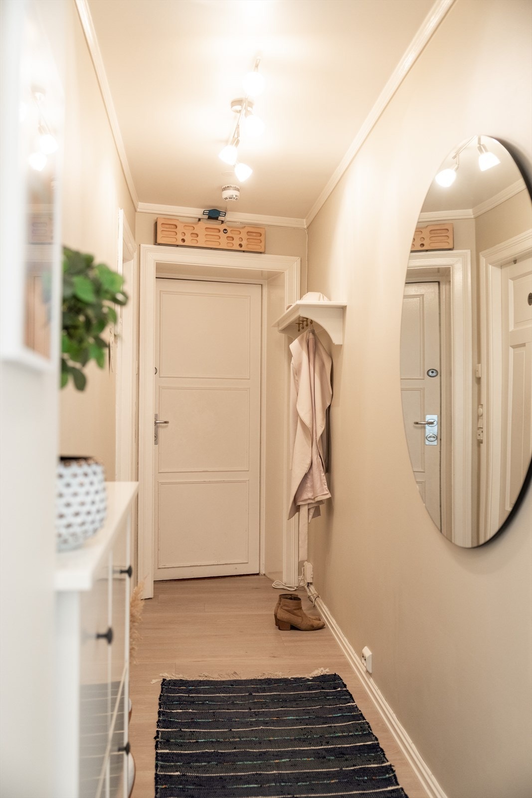 Romslig entré med god plass til oppbevaringsløsninger. Galleribilde