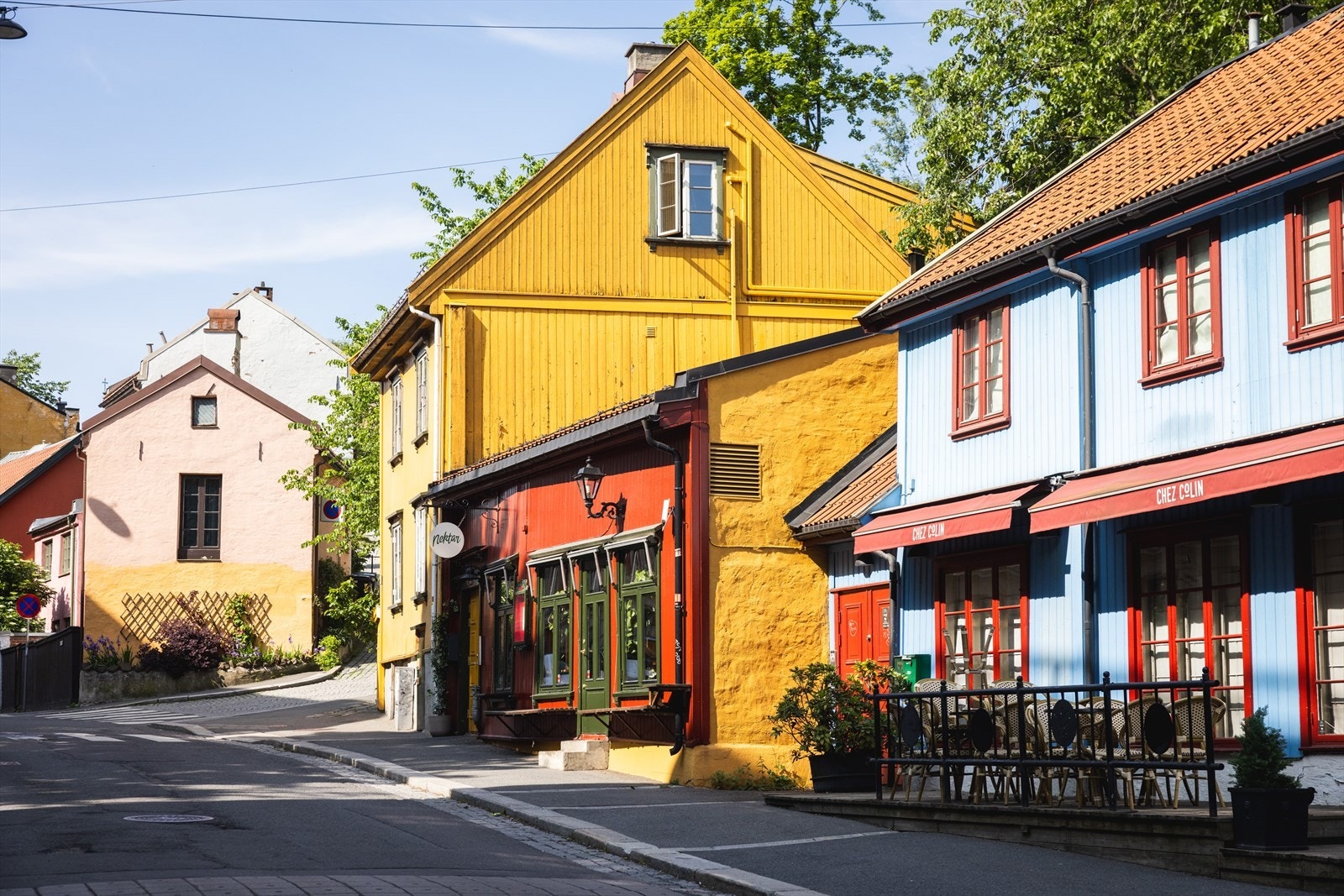 I området er det mange hyggelige nabolagskafeer, restauranter og barer, blant annet populære Nektar vinbar. Galleribilde