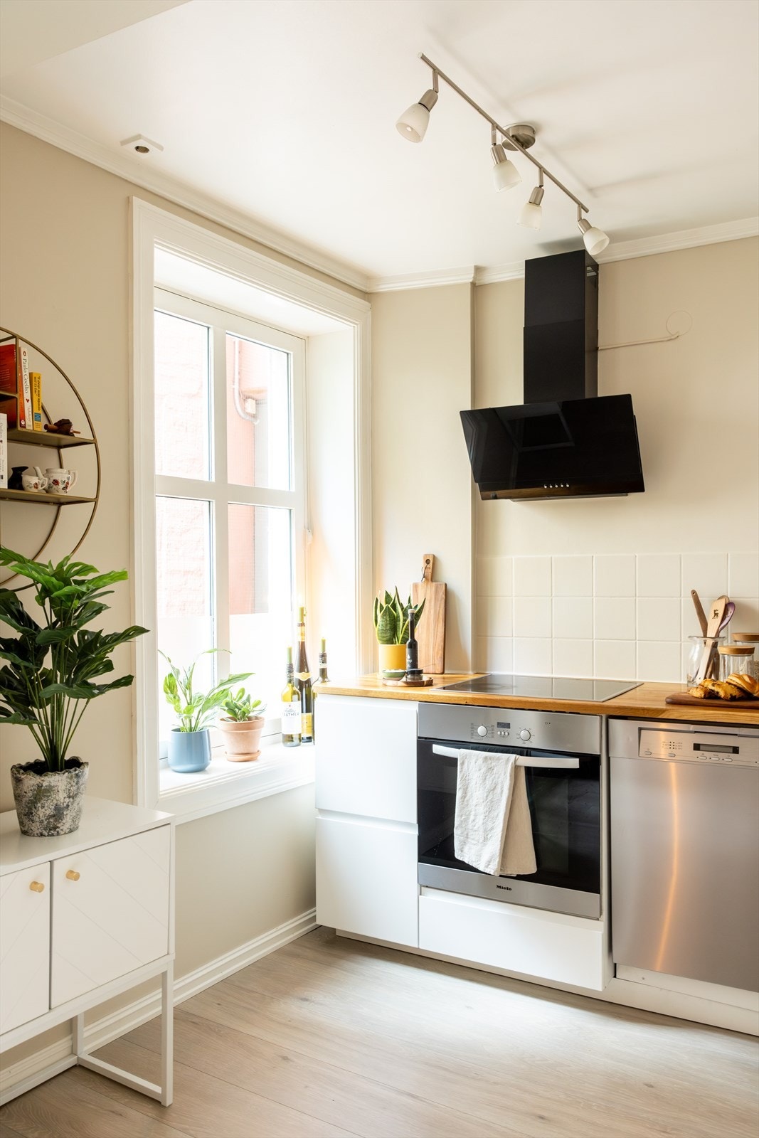 Moderne IKEA-kjøkken fra 2020 med tidløse, hvite fronter og laminert benkeplate. Galleribilde