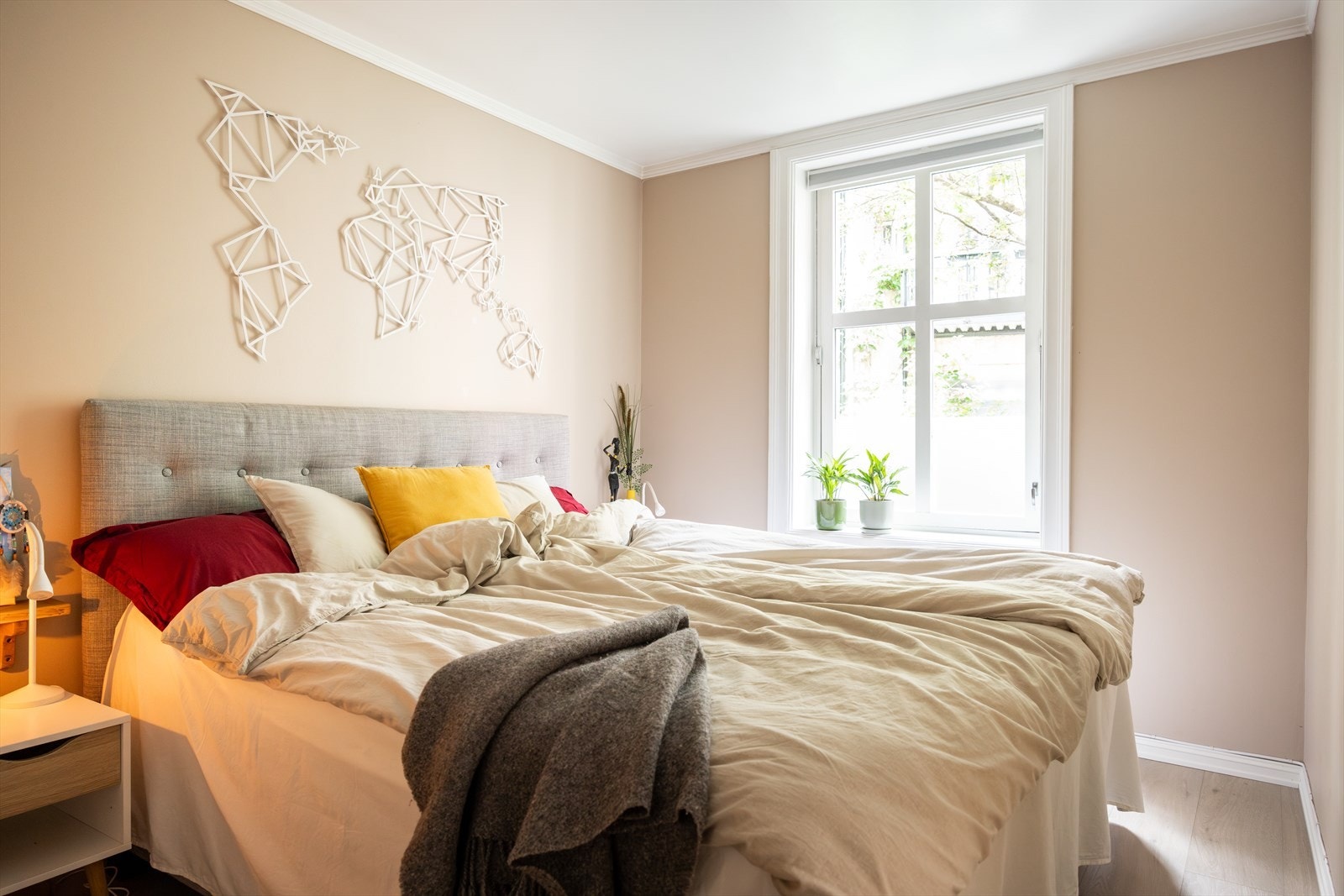 Soverommet, og hele leiligheten for øvrig, vender ut mot rolig bakgård. Galleribilde