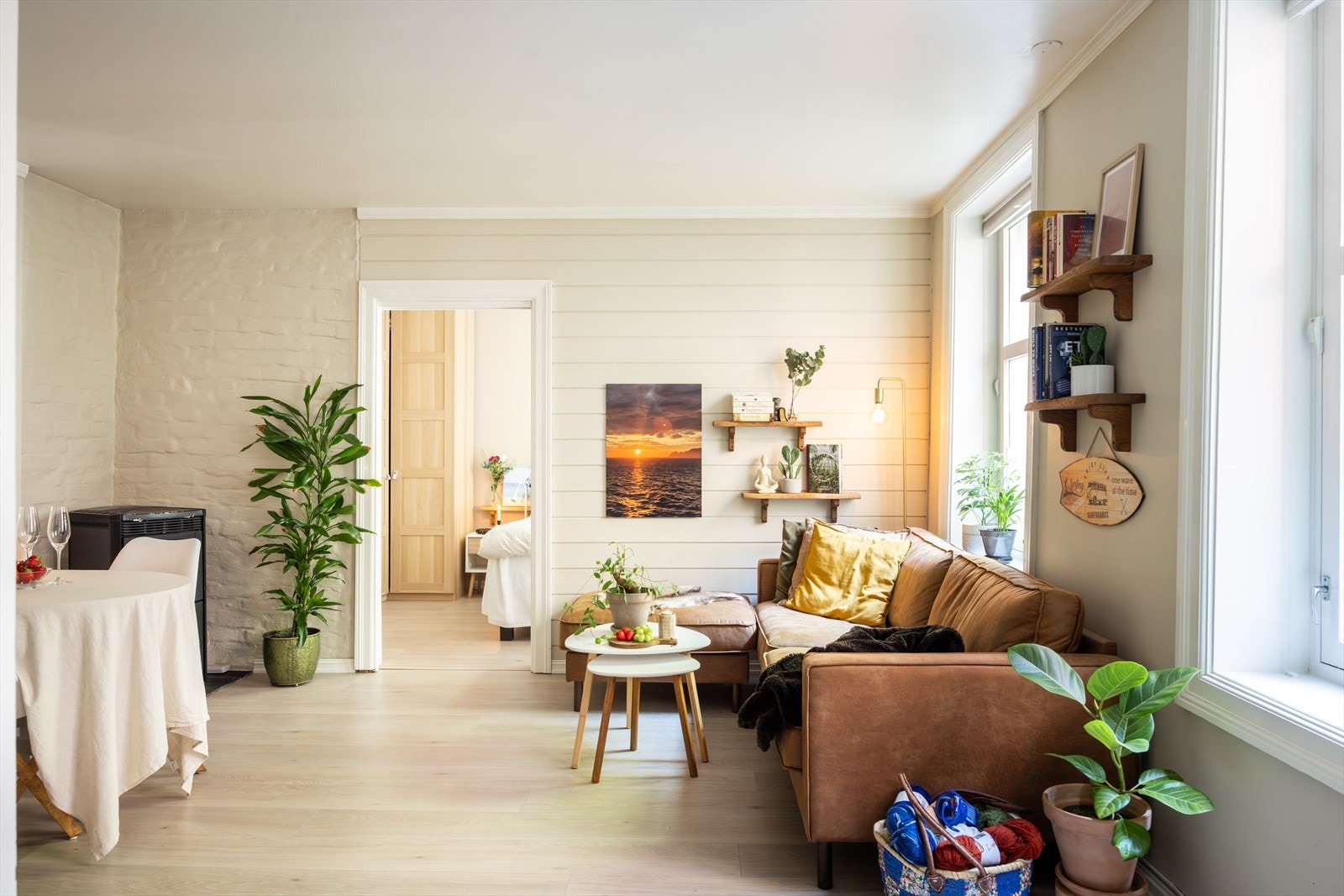 Her har du gjennomgående god standard med blant annet nyere gulv med varmematter og tidløst kjøkken fra 2020. Galleribilde