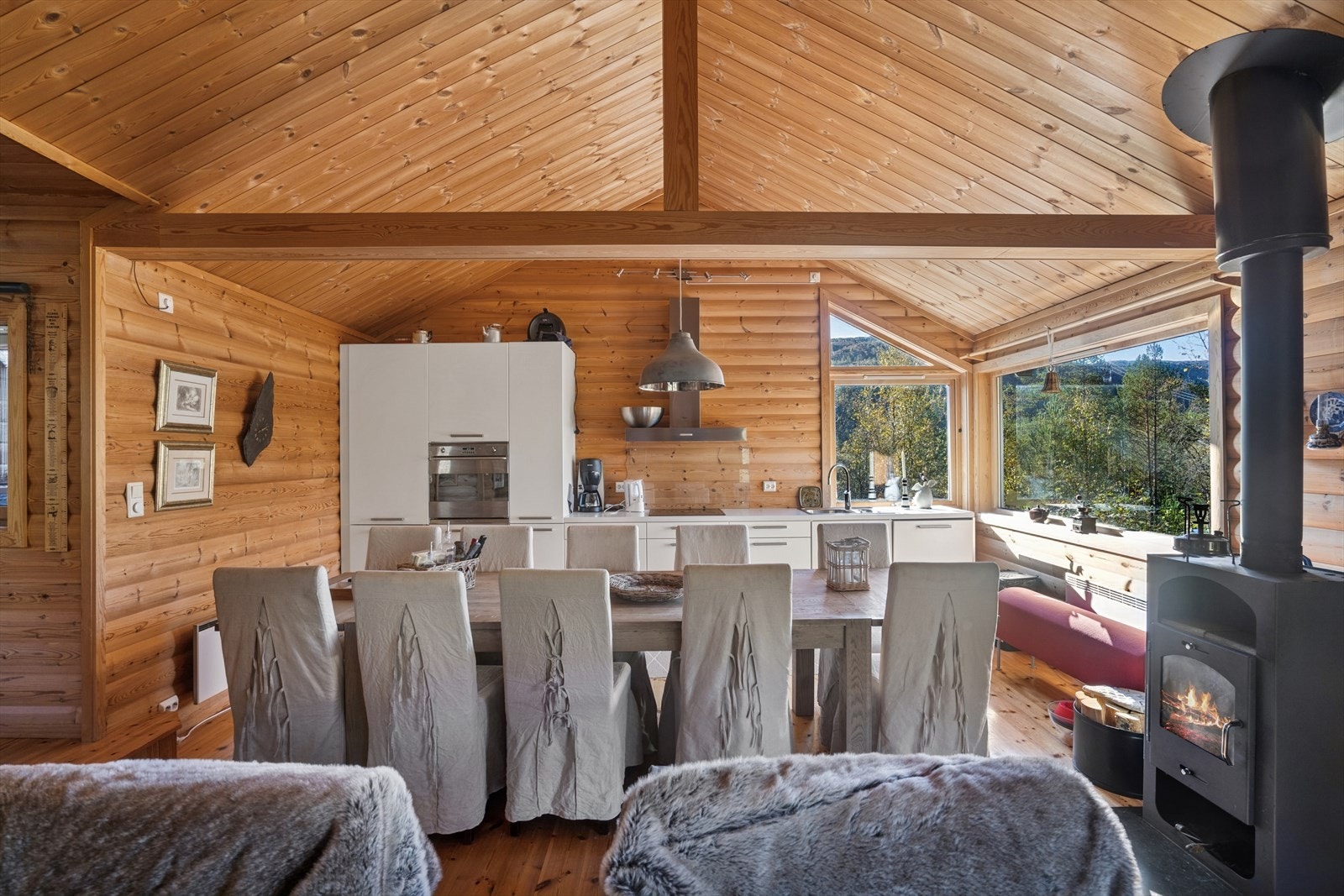 Kjøkkeninnredningen har en lys og tidløs utførelse med glatte fronter og laminat benkeplate. Galleribilde