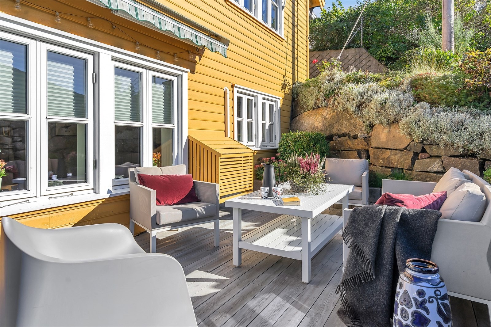 Usjenert terrasse/uteplass med meget gode solforhold. Galleribilde