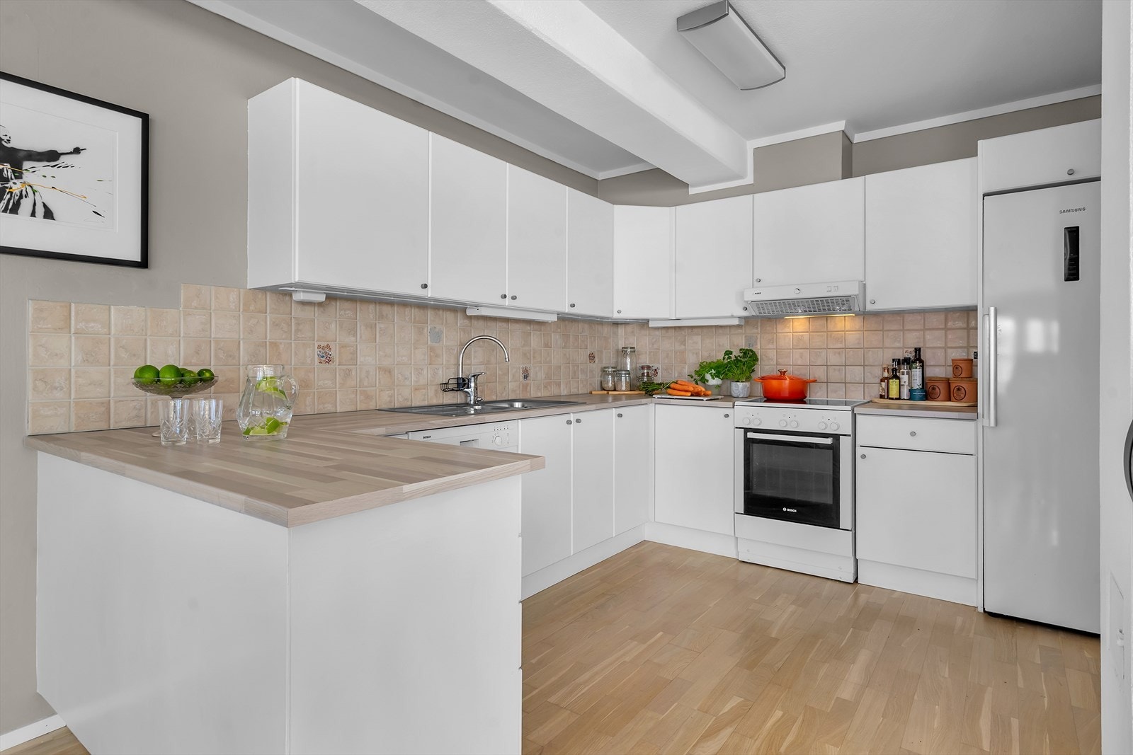 Kjøkken med klassisk innredning, god skap- og benkeplass. Galleribilde