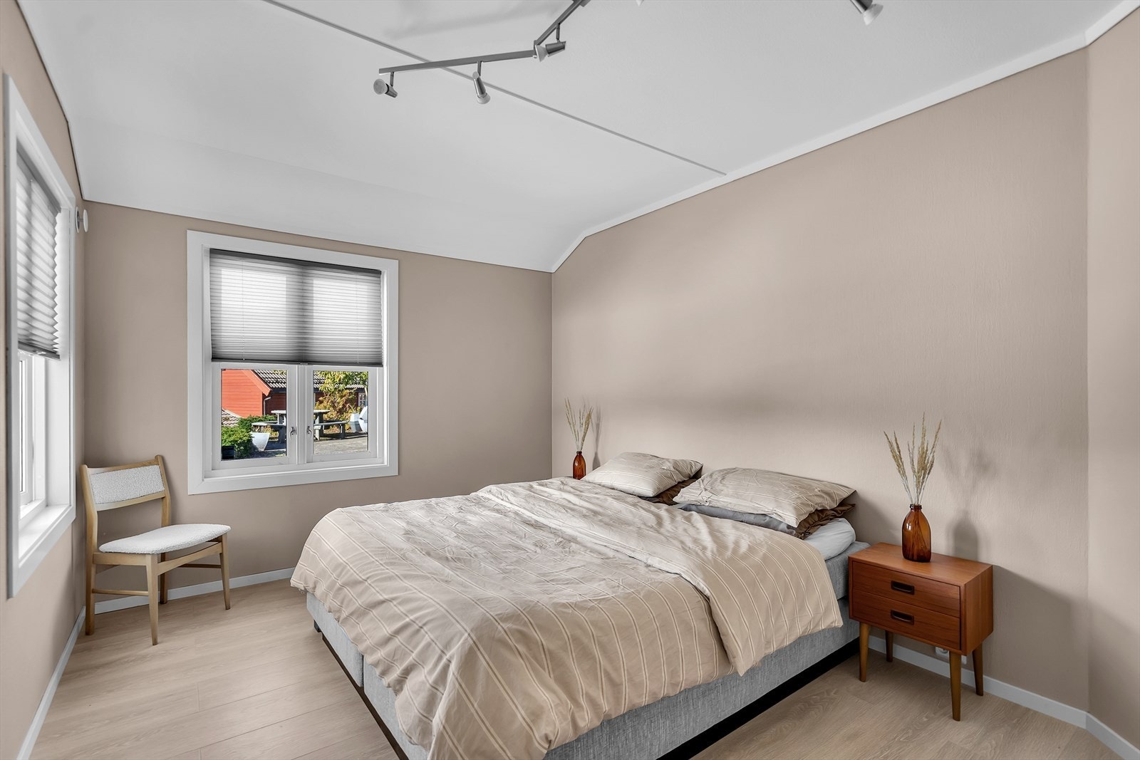 2 gode soverom i flotte fargevalg. Soverom 1. Galleribilde