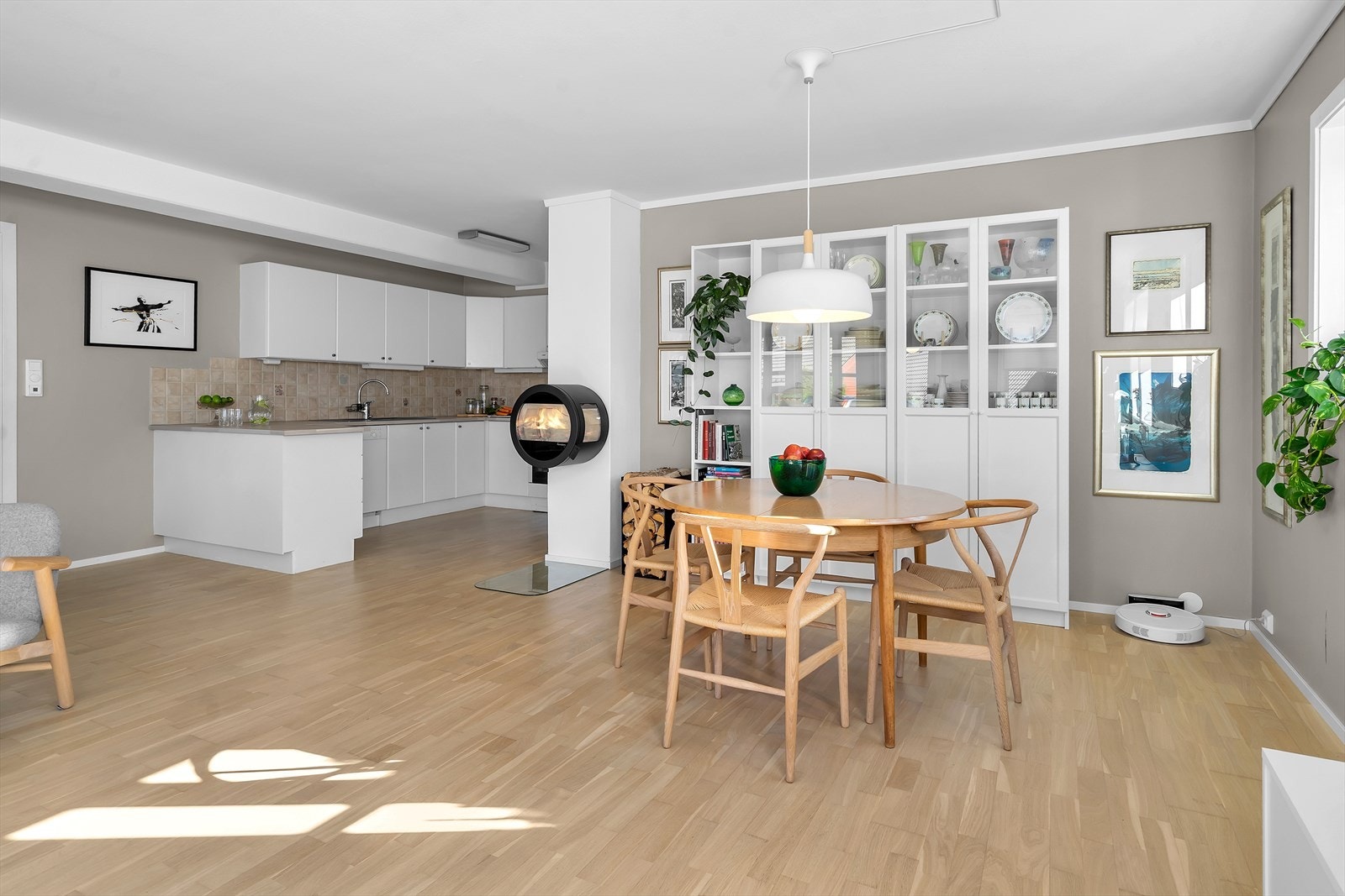 Åpen stue-/kjøkkenløsning i moderne fargevalg og med varme i gulv. Galleribilde