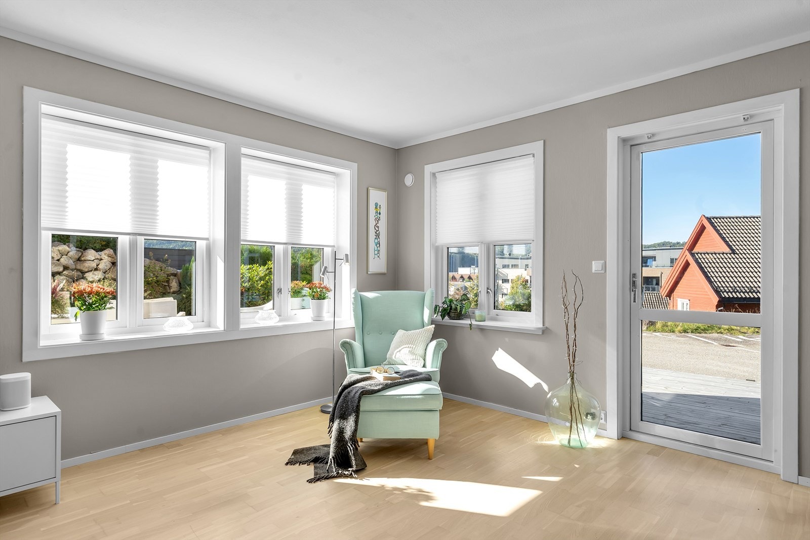 Fra rommet har man utgang til uteplass. Galleribilde