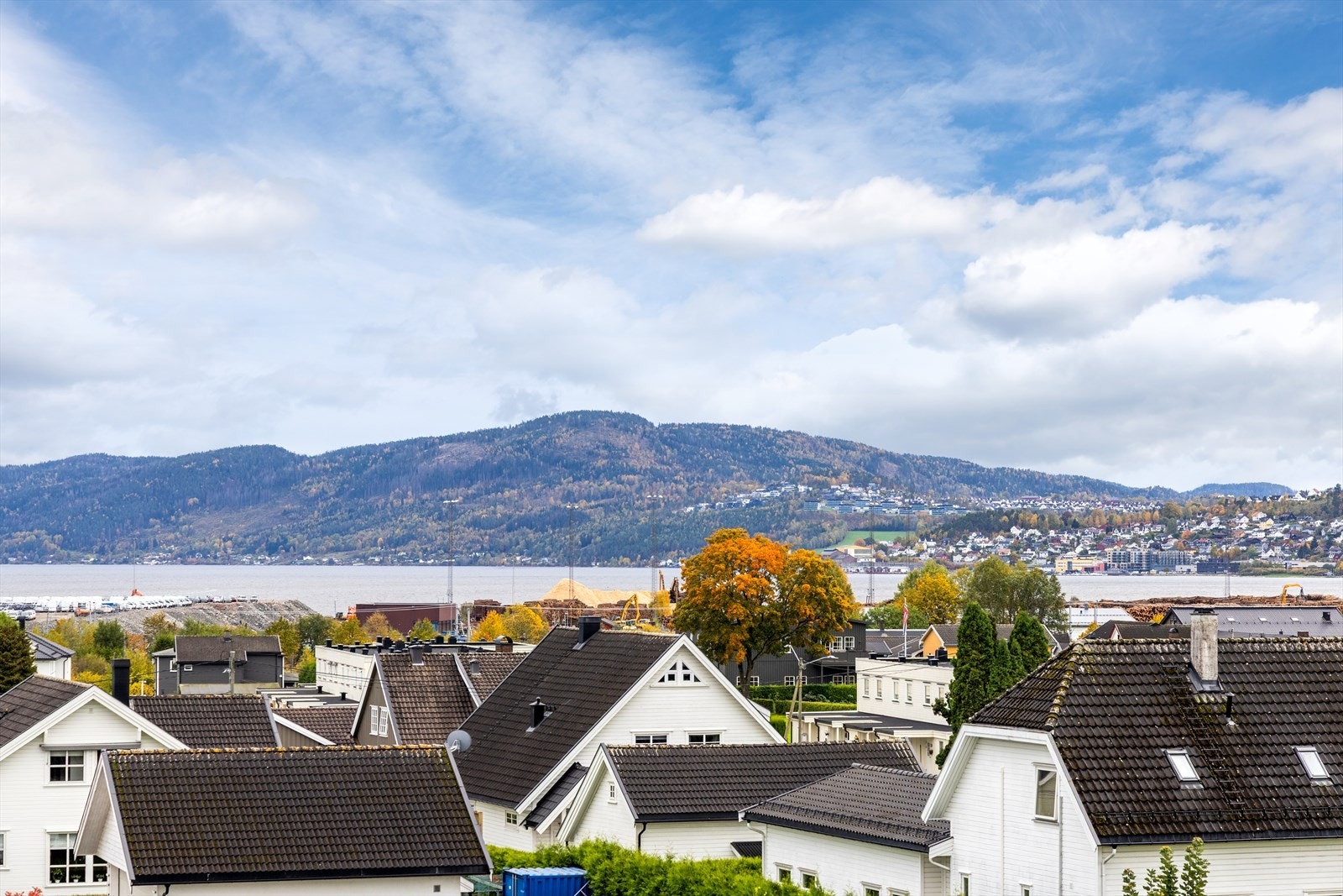 Leiligheten ligger høyt og fritt uten gjenboere og med fjordutsikt og gode solforhold. Galleribilde