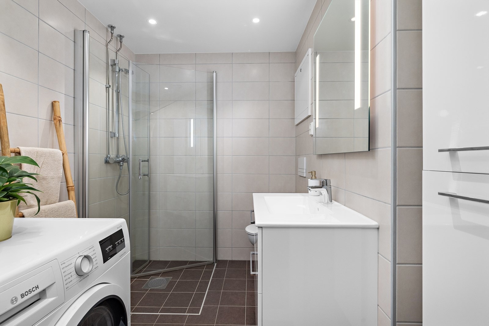 Badet har gulvvarme og downlightsbelysning. Baderommet totalrenovert i regi av borettslaget i 2023. Galleribilde