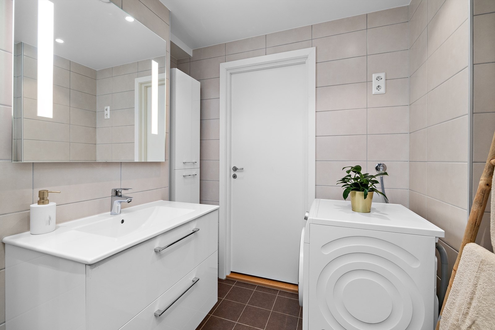 Pent baderom med opplegg for vaskemaskin. Lyst og delikat baderom totalrenovert i regi av borettslaget i 2023. Galleribilde