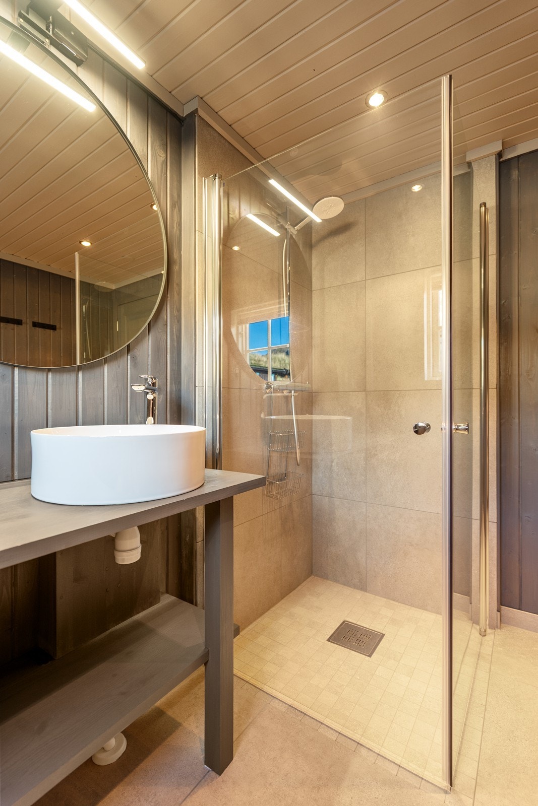 Dusjhjørne med glassvegger. Galleribilde