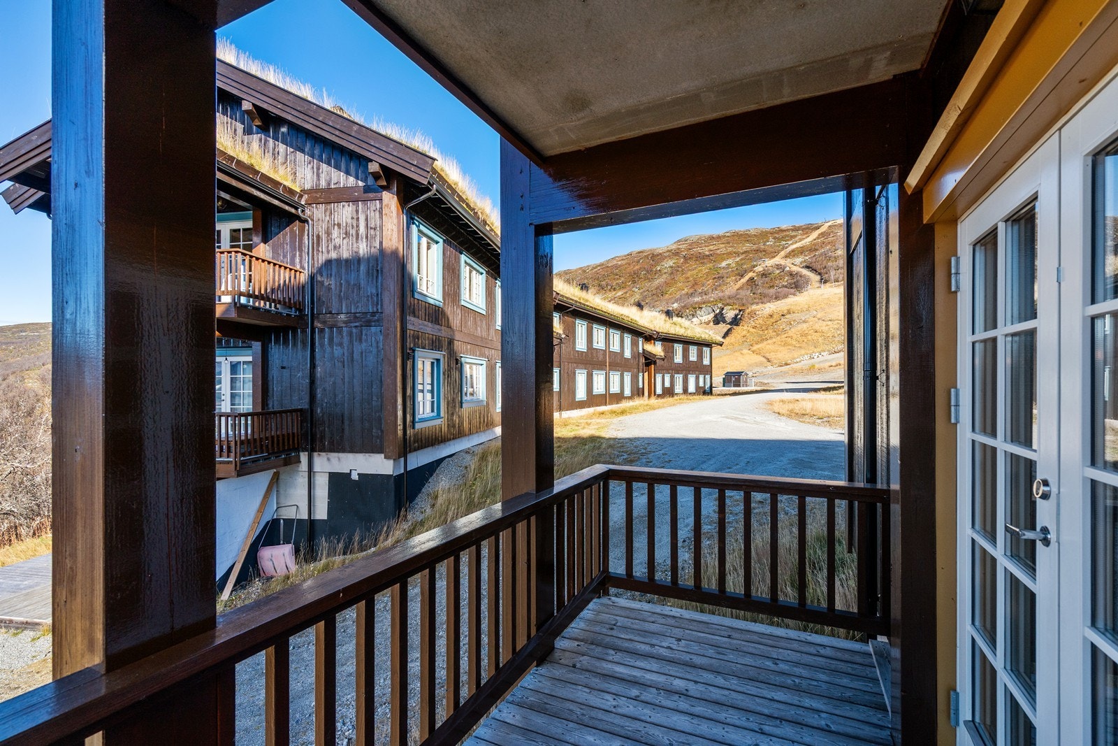 En fantastisk plass for kvalitetstid med venner og familie. Det er ettermiddagssol og kveldssol på balkongen (fra ca kl 15). Galleribilde