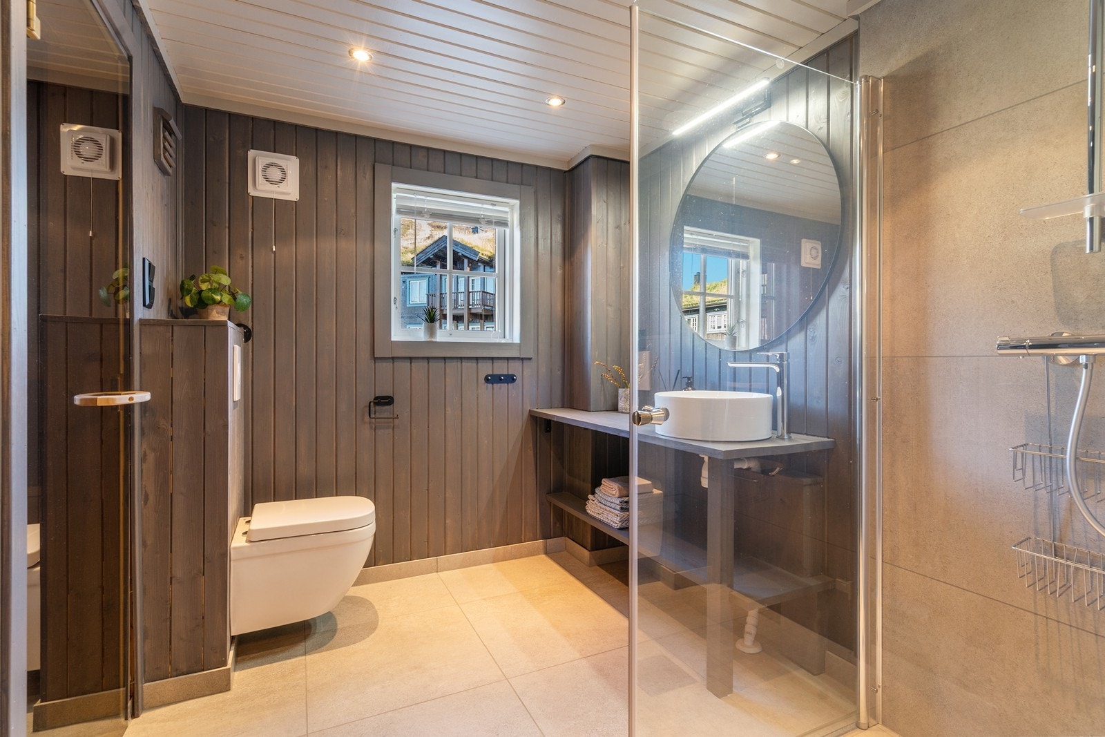 Lekkert baderom - Oppgradert i 2022 med nye fliser på gulvet og i dusjhjørne, veggmontert toalett og ny bolleservant. Galleribilde