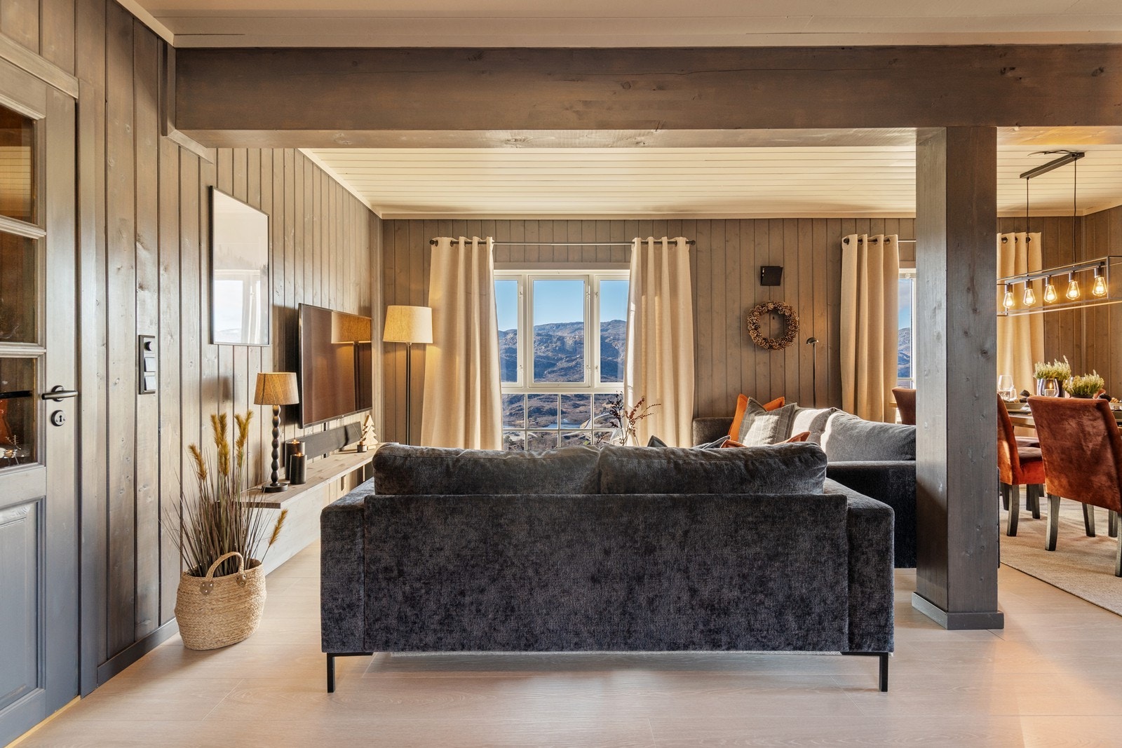 Her er god plass til sofa, stor spisegruppe og annet møblement. Galleribilde