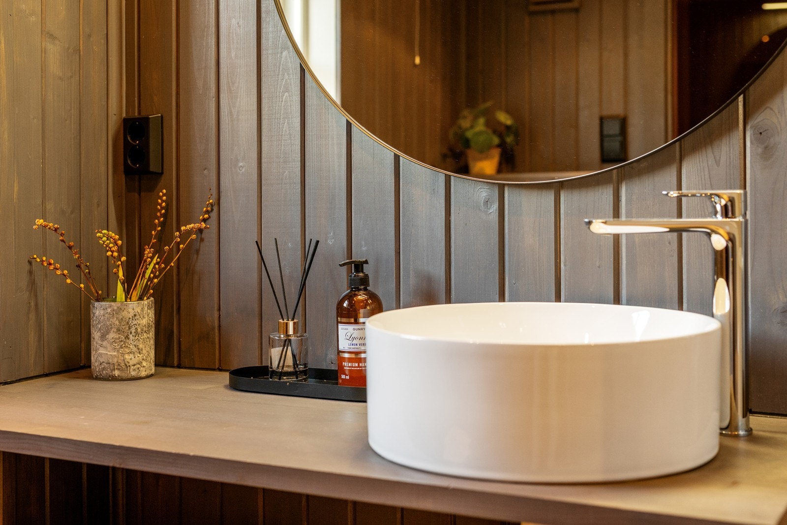 Dekorativ bolleservant. Det er også montert stikk i sort utførelse. Galleribilde