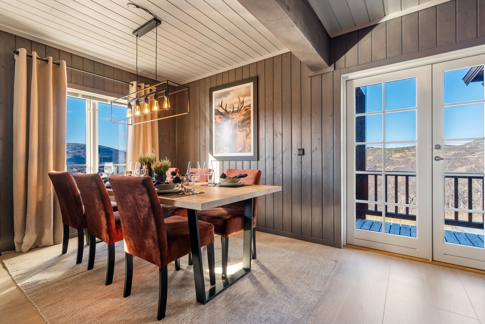 Fra stue/kjøkkenavdelingen er det utgang til balkongen. Galleribilde