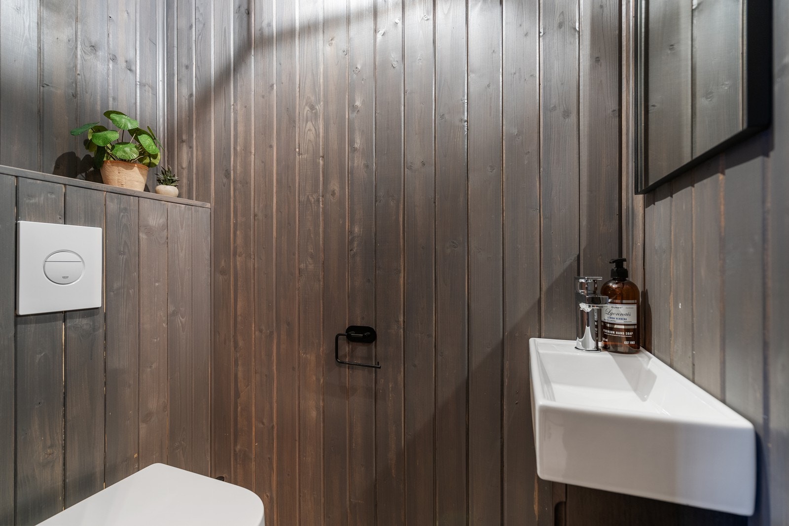 Praktisk gjestetoalett som ble oppgradert i 2022 med veggmontert toalett, fliser på gulv og ny servant. Også her er det varmekabel i gulvet. Galleribilde