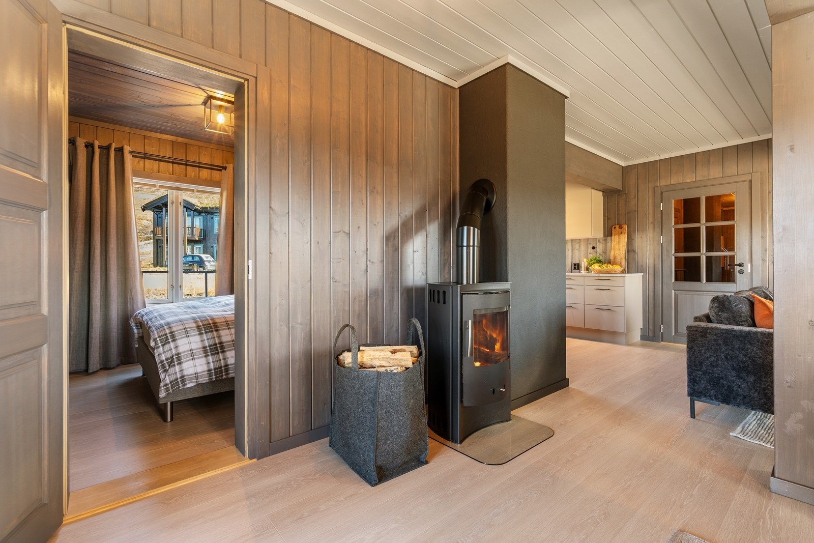 Det er montert vedovn for hygge og varme på kalde vinterdager. Galleribilde